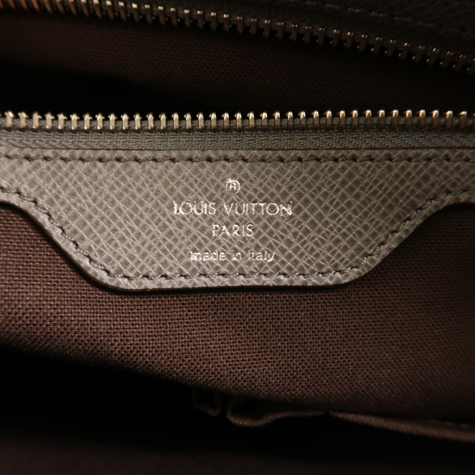 LOUIS VUITTON Taiga Roman GM銀扣肩背袋