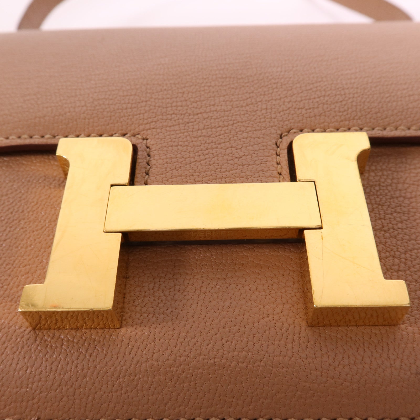 HERMES Chevre皮革Constance Mini金扣肩背袋Almond