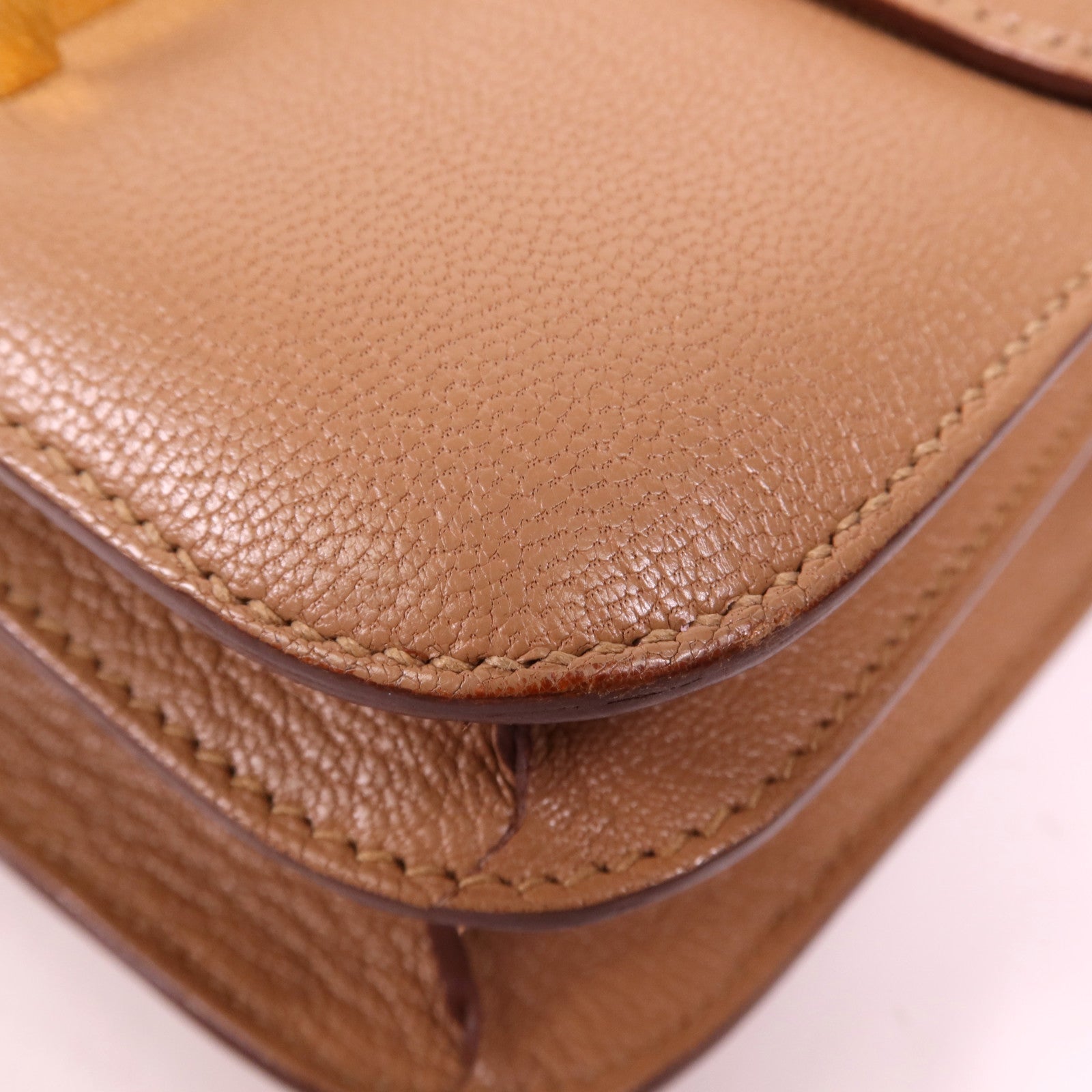 HERMES Chevre皮革Constance Mini金扣肩背袋Almond