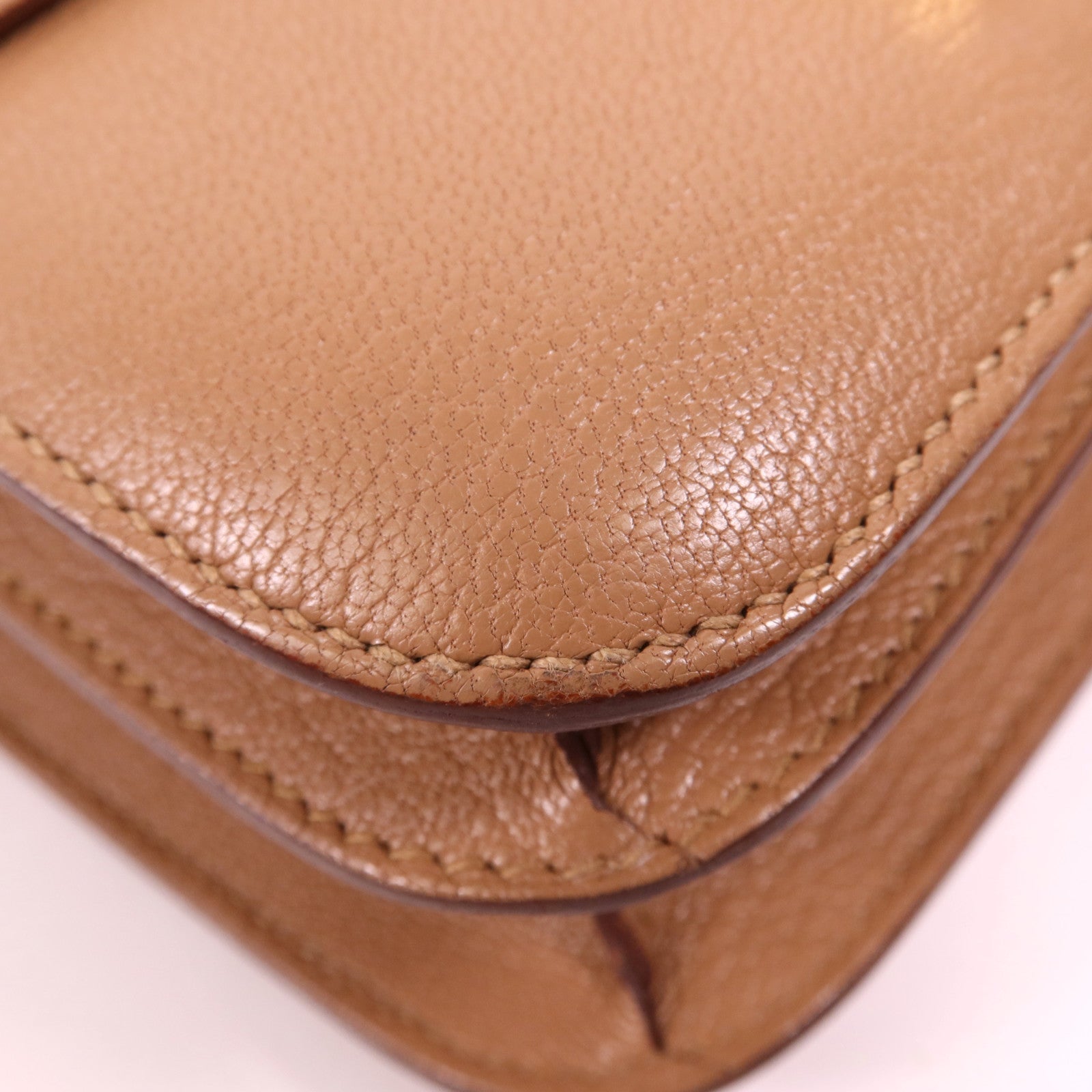 HERMES Chevre皮革Constance Mini金扣肩背袋Almond