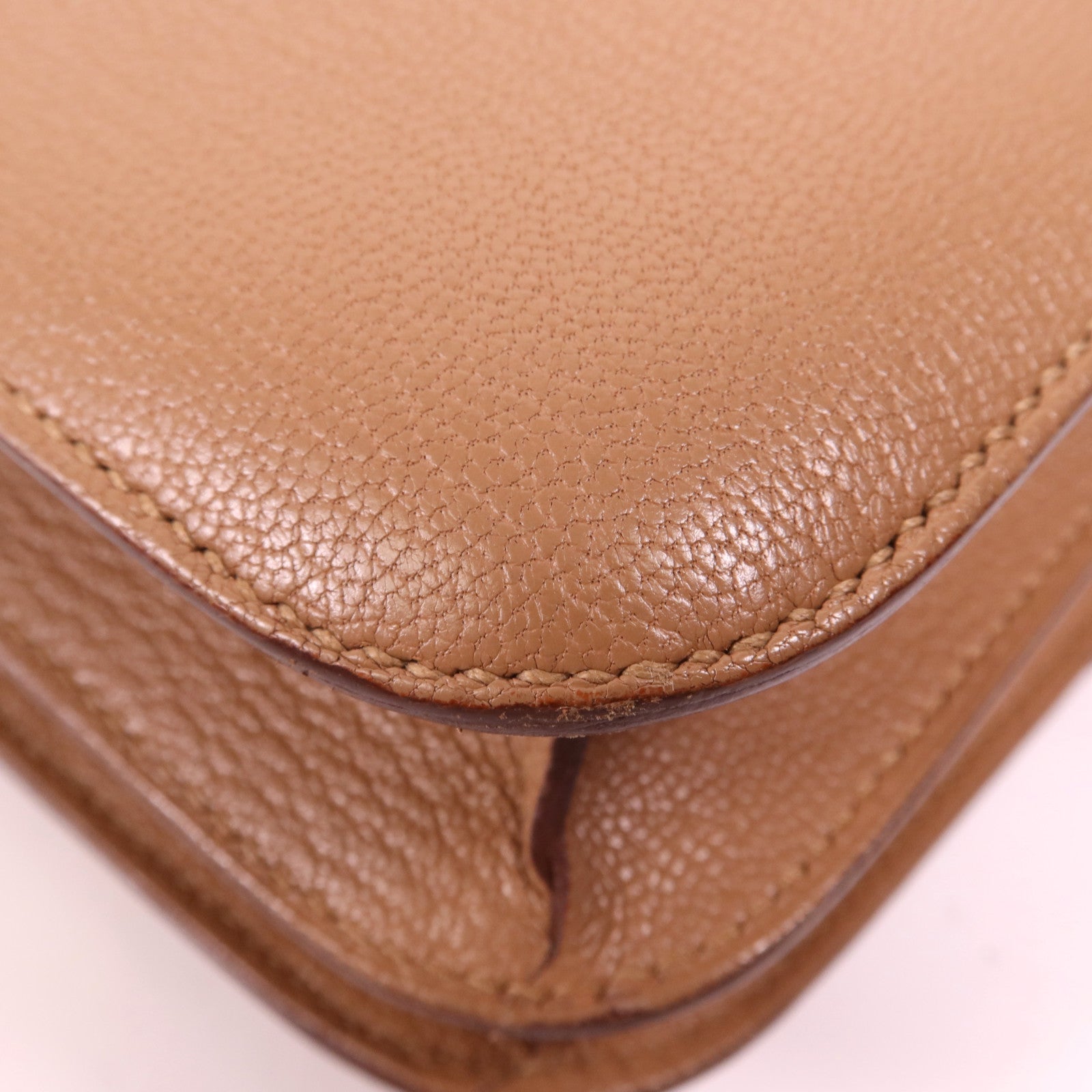 HERMES Chevre皮革Constance Mini金扣肩背袋Almond