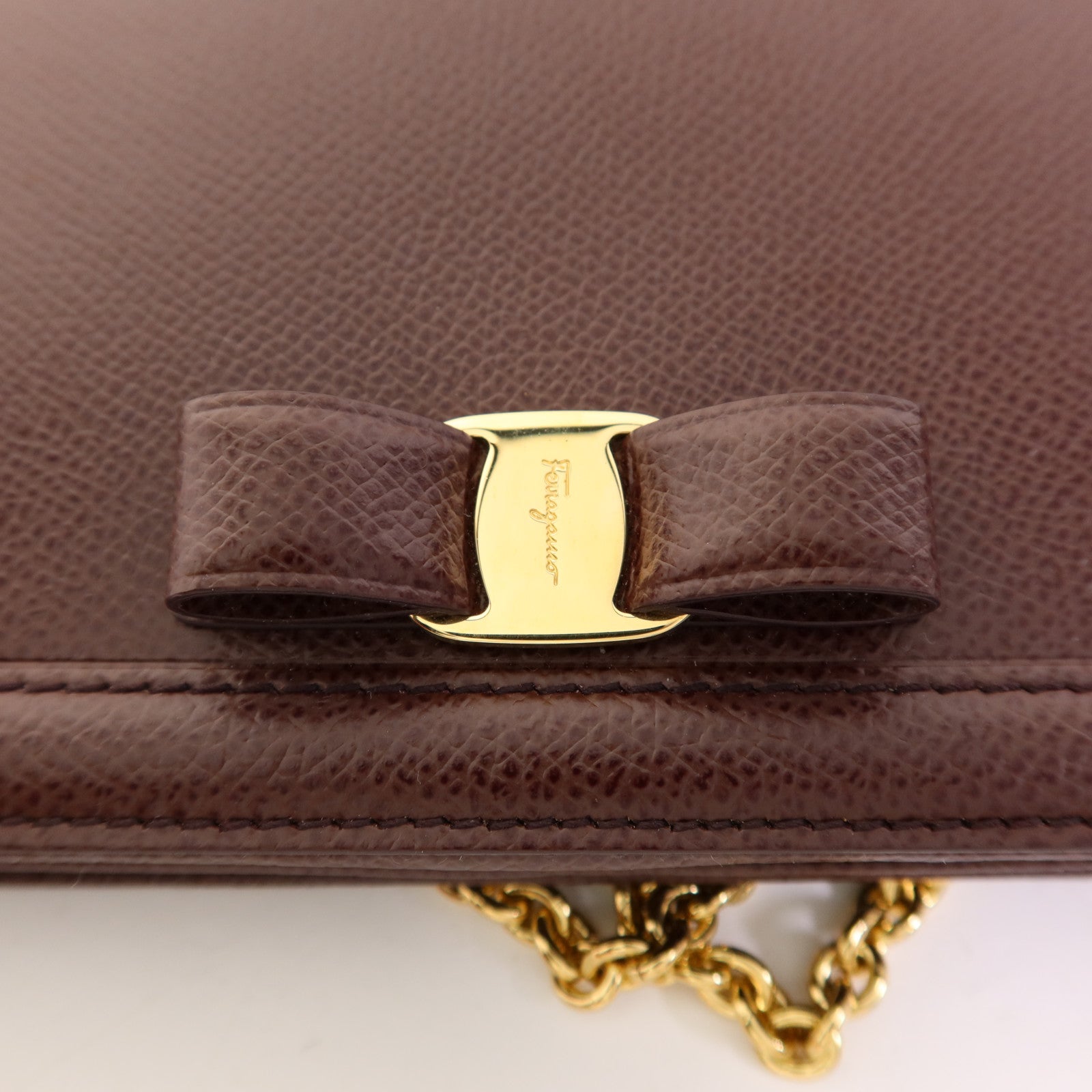 Salvatore Ferragamo 牛皮皮革Vara Wallet On Chain金扣鏈帶肩背袋
