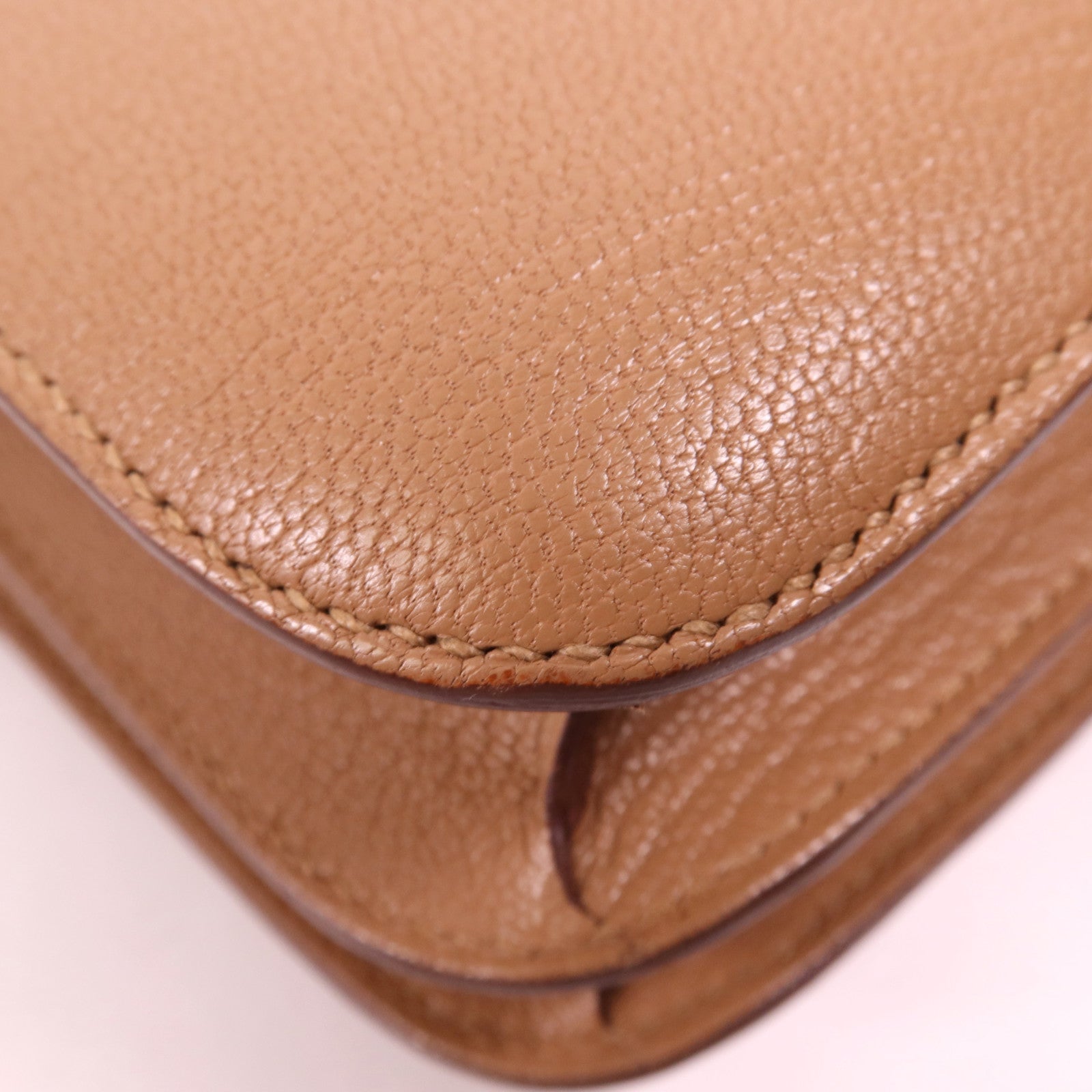 HERMES Chevre皮革Constance Mini金扣肩背袋Almond