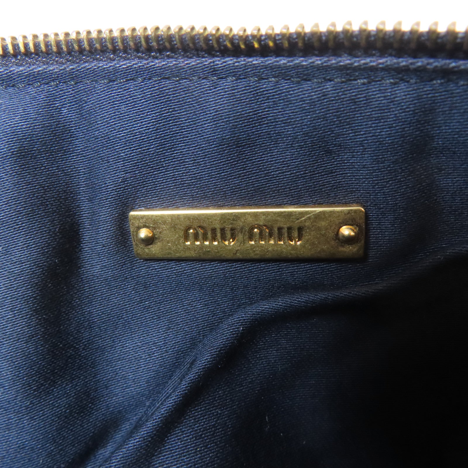 Miu Miu 牛皮皮革Pouch金扣手拿包黑色
