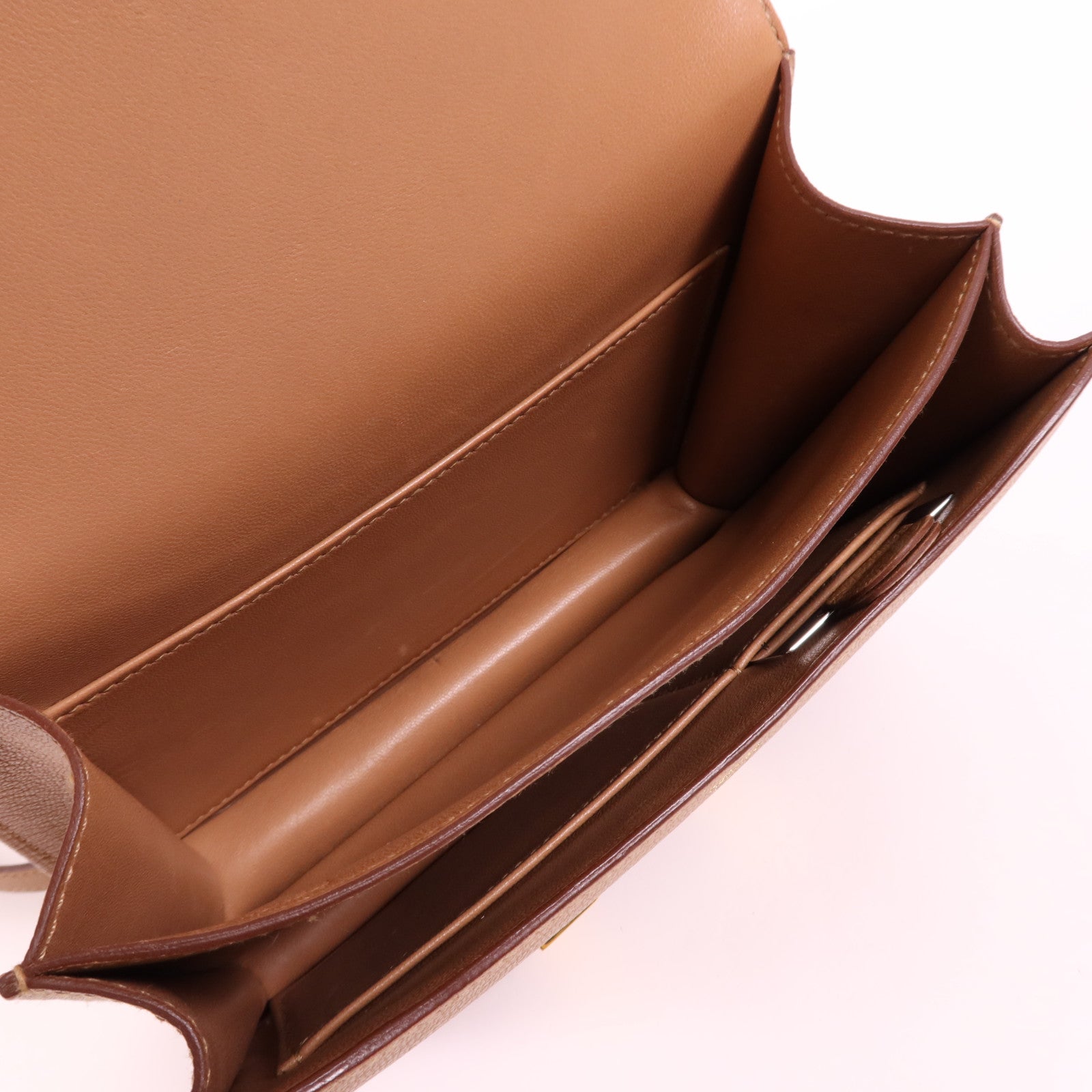 HERMES Chevre皮革Constance Mini金扣肩背袋Almond