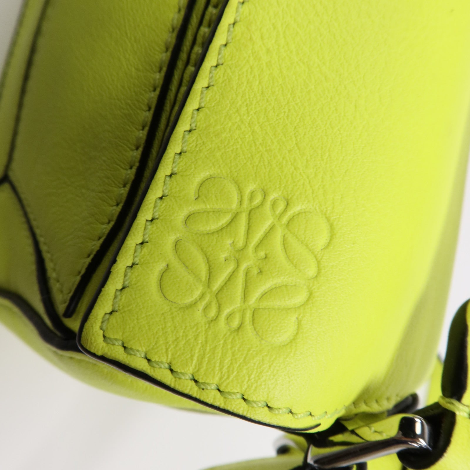 LOEWE 牛皮皮革Mini Puzzle銀扣手挽肩背兩用袋