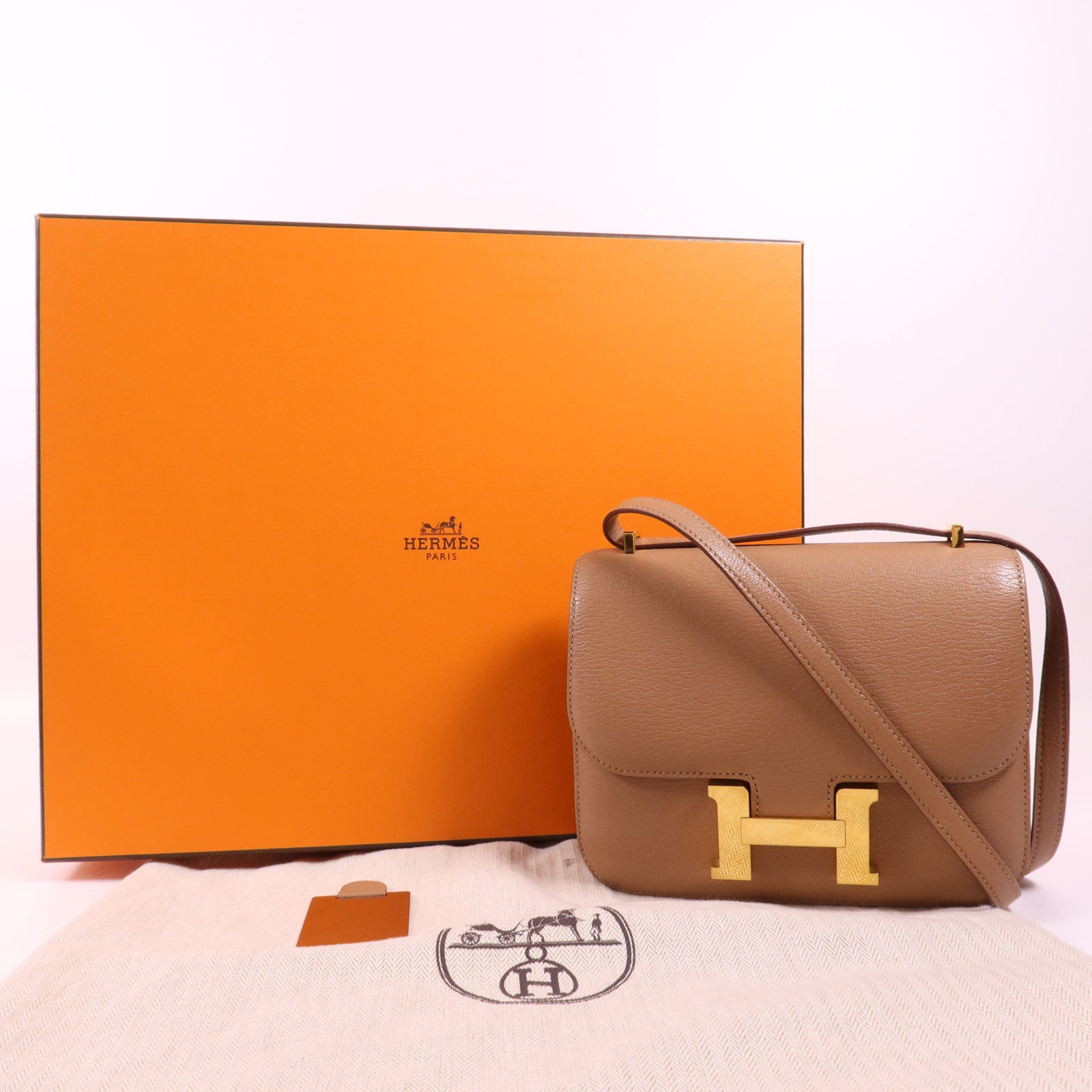 HERMES Chevre皮革Constance Mini金扣肩背袋Almond
