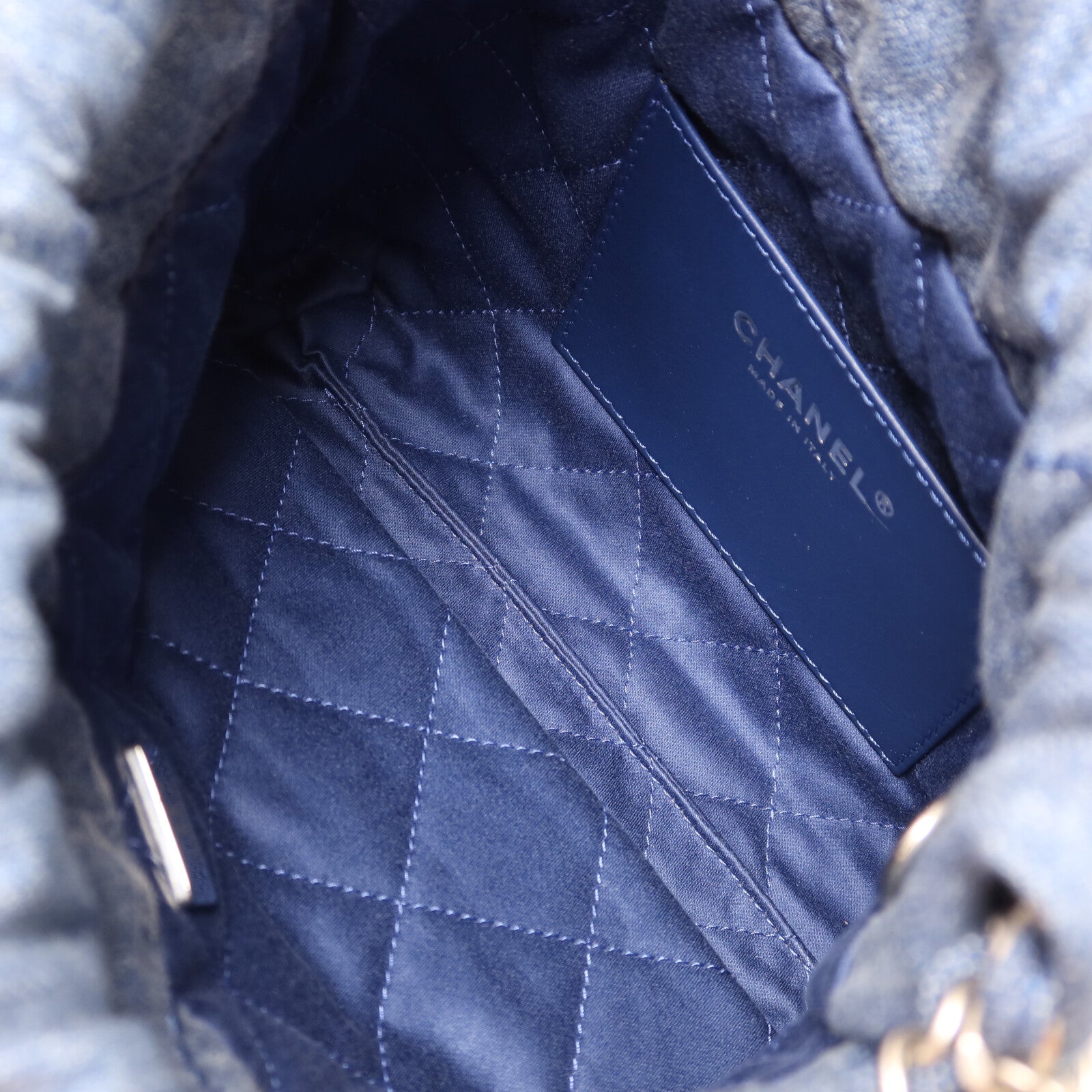 CHANEL 牛仔布Chanel 22 Mini銀扣鏈帶肩背袋