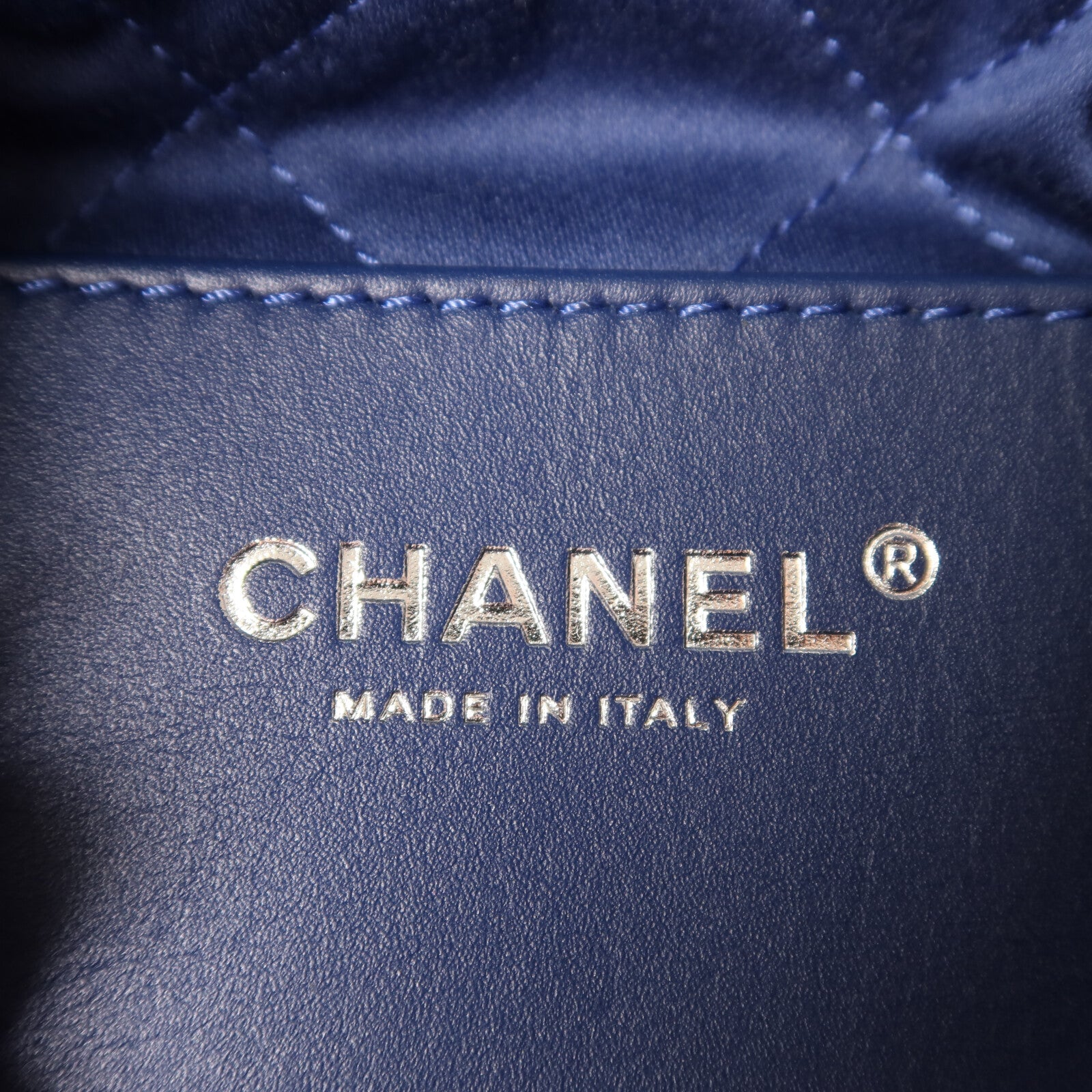 CHANEL 牛仔布Chanel 22 Mini銀扣鏈帶肩背袋