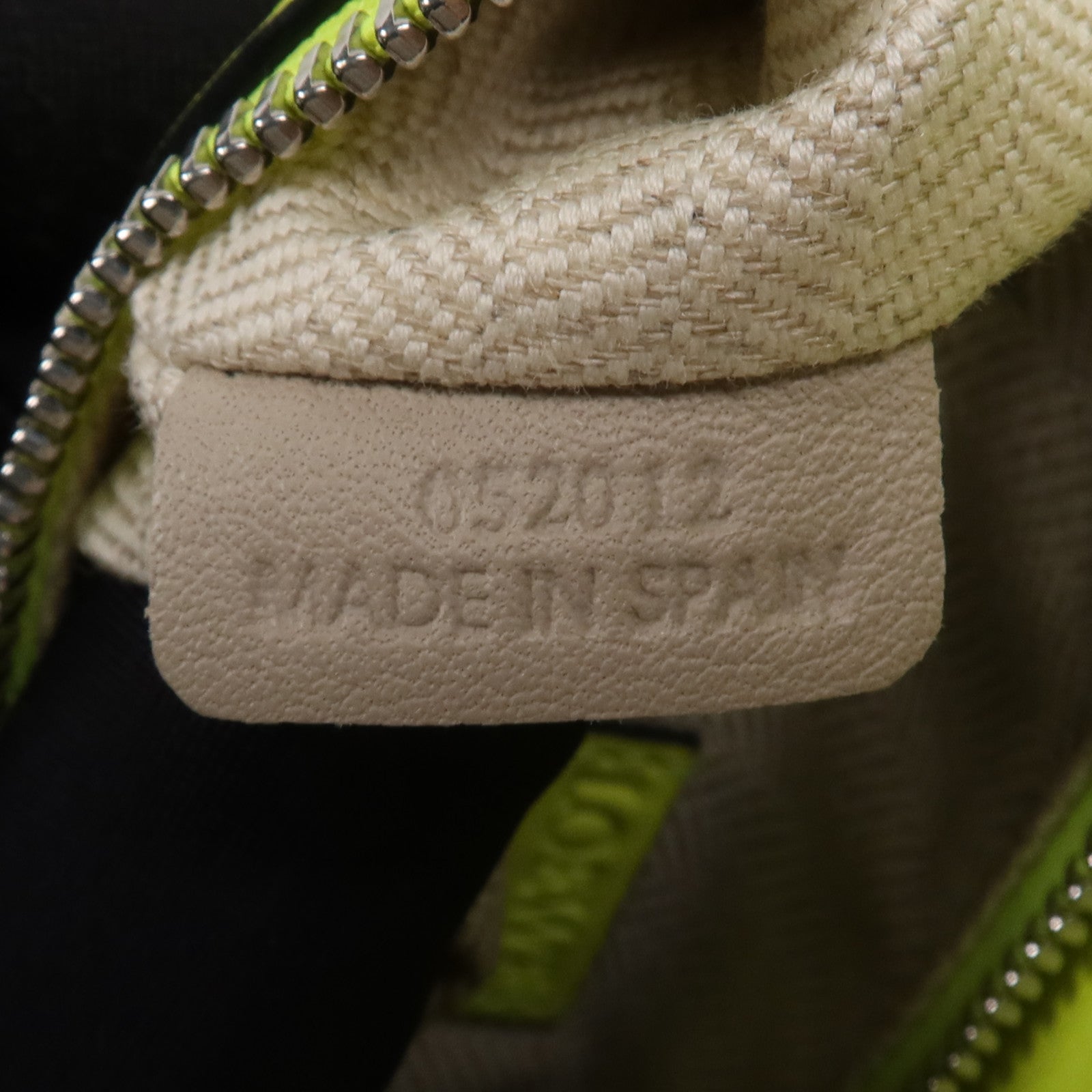 LOEWE 牛皮皮革Mini Puzzle銀扣手挽肩背兩用袋