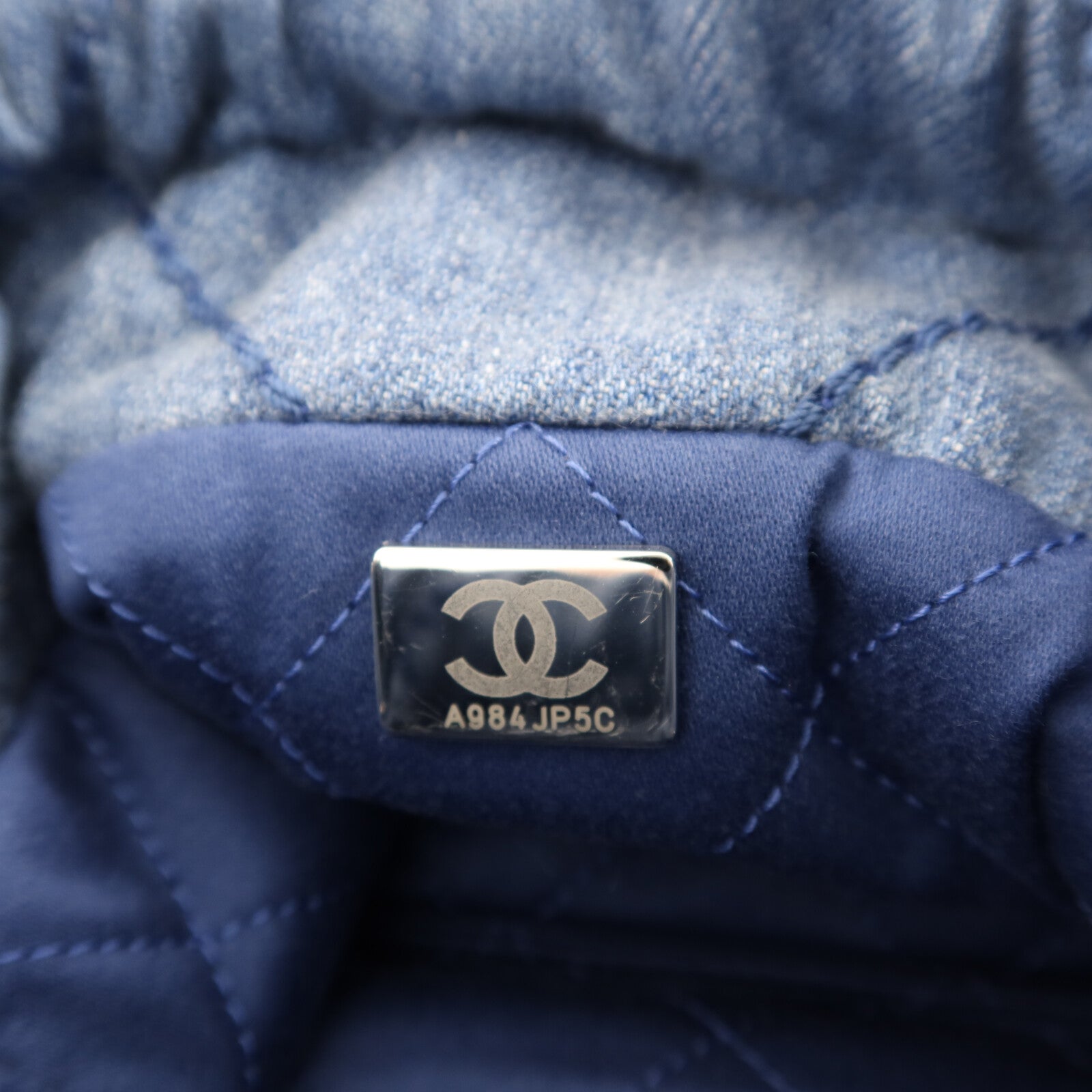 CHANEL 牛仔布Chanel 22 Mini銀扣鏈帶肩背袋