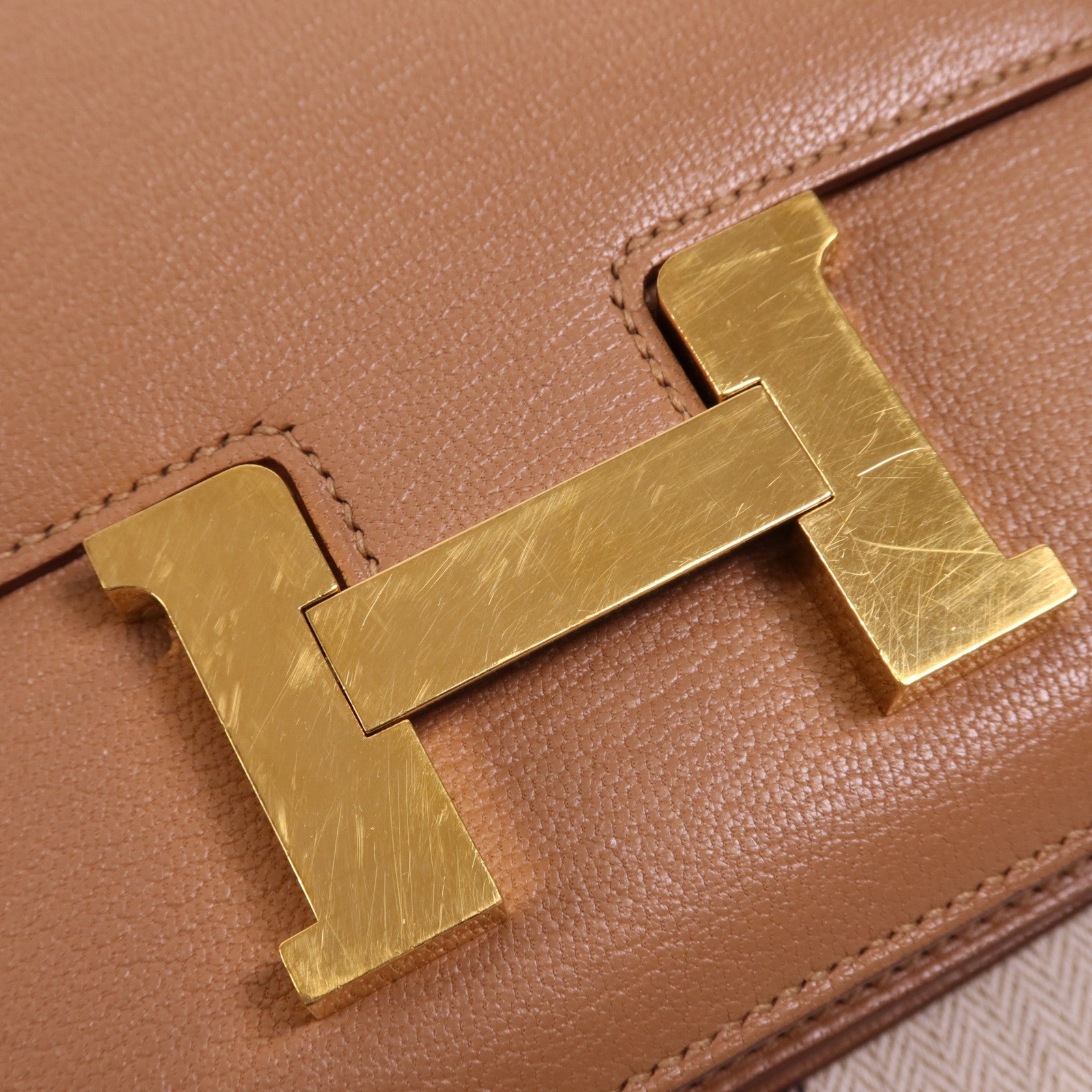 HERMES Chevre皮革Constance Mini金扣肩背袋Almond