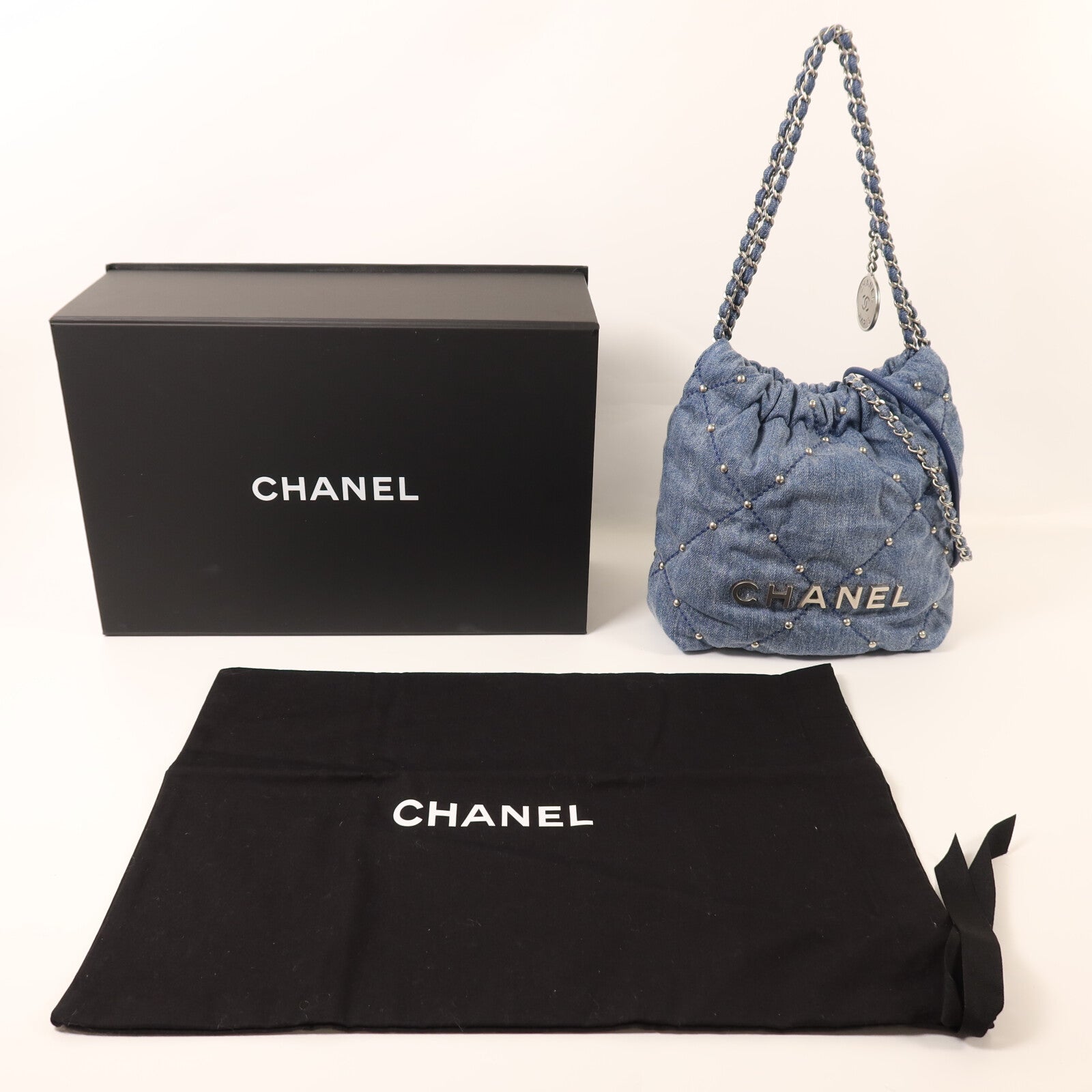 CHANEL 牛仔布Chanel 22 Mini銀扣鏈帶肩背袋