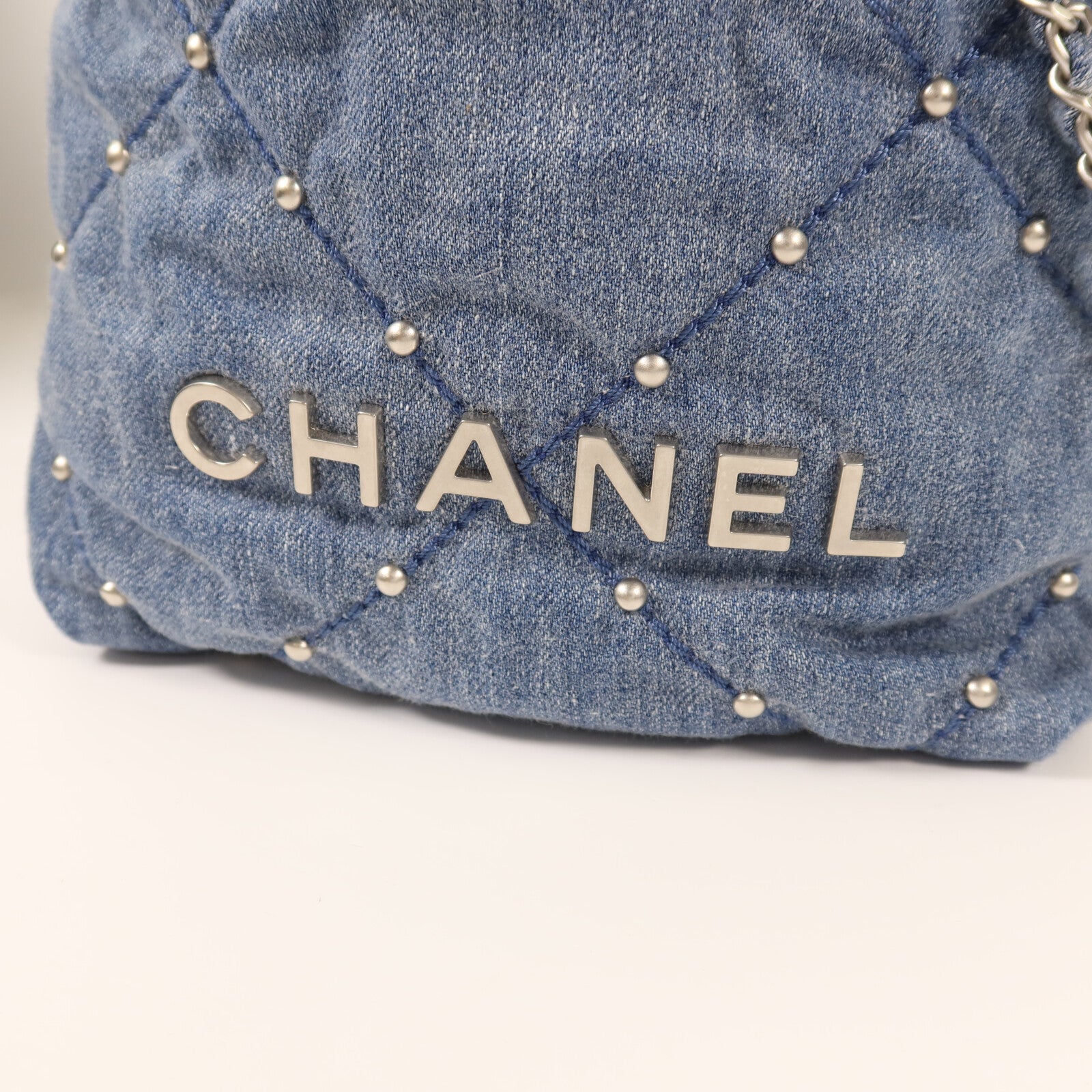 CHANEL 牛仔布Chanel 22 Mini銀扣鏈帶肩背袋