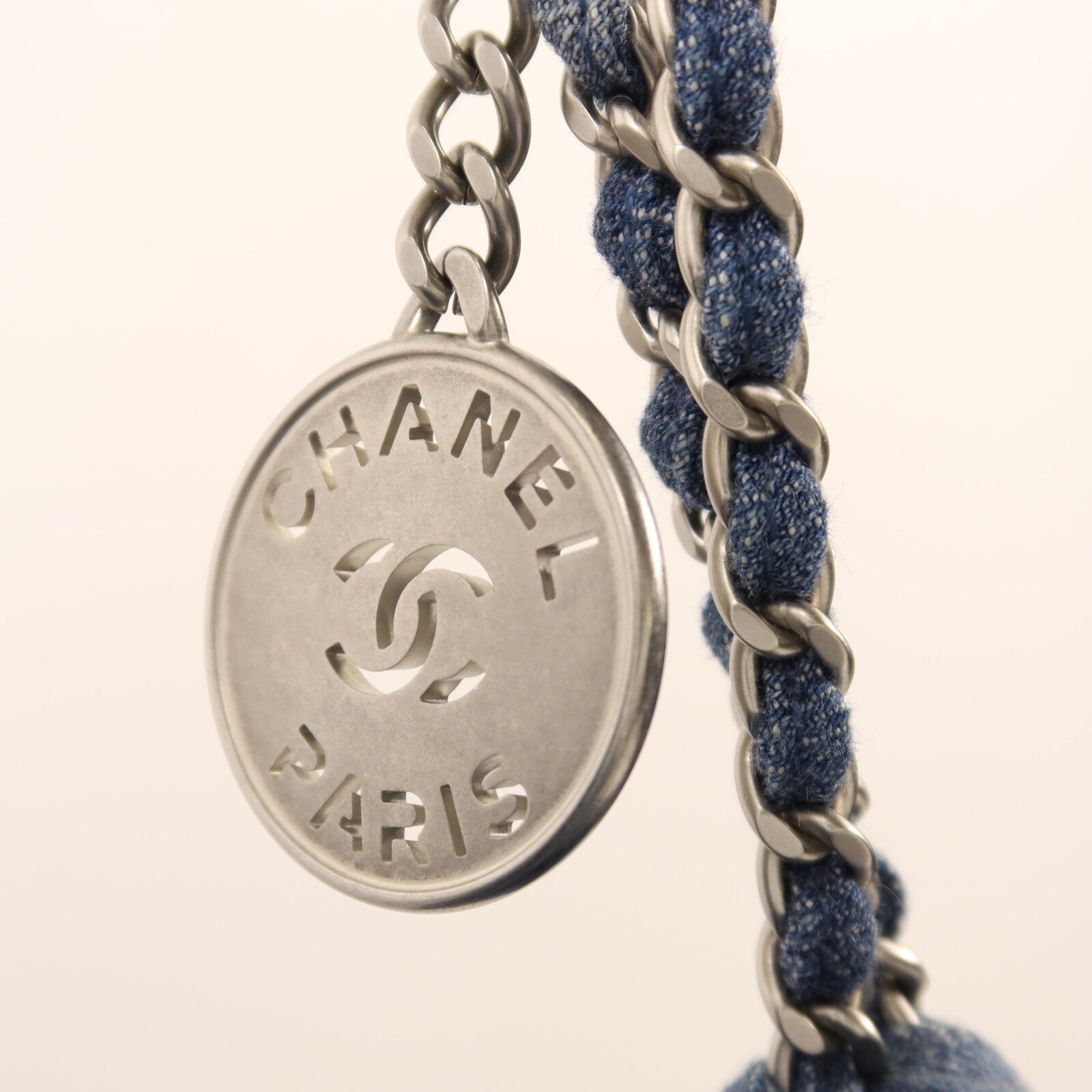 CHANEL 牛仔布Chanel 22 Mini銀扣鏈帶肩背袋