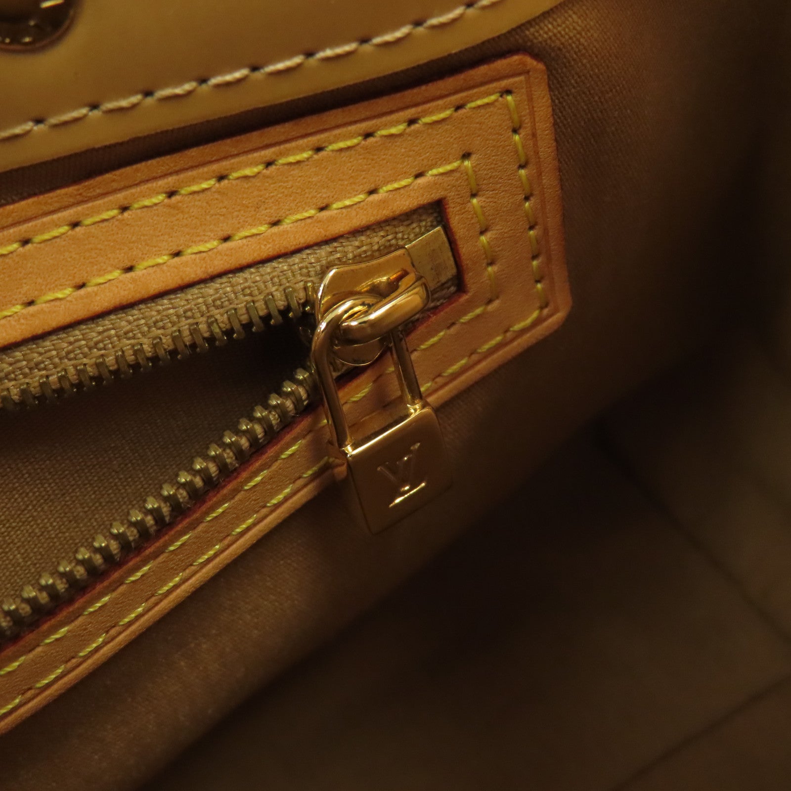 LOUIS VUITTON Vernis Reade PM金扣手挽袋
