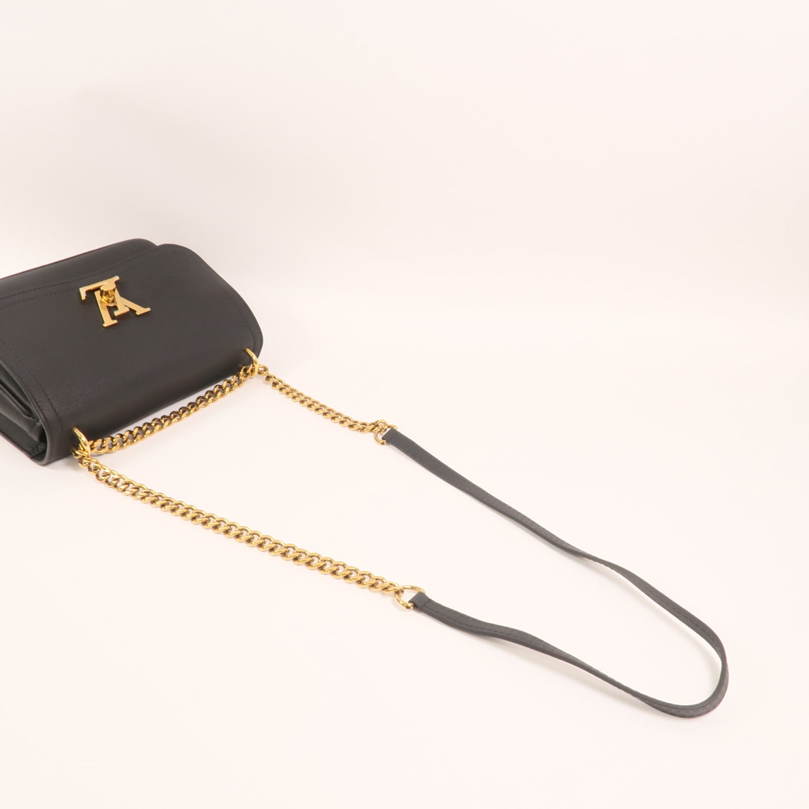LOUIS VUITTON 牛皮皮革Lock Me金扣鏈帶肩背袋