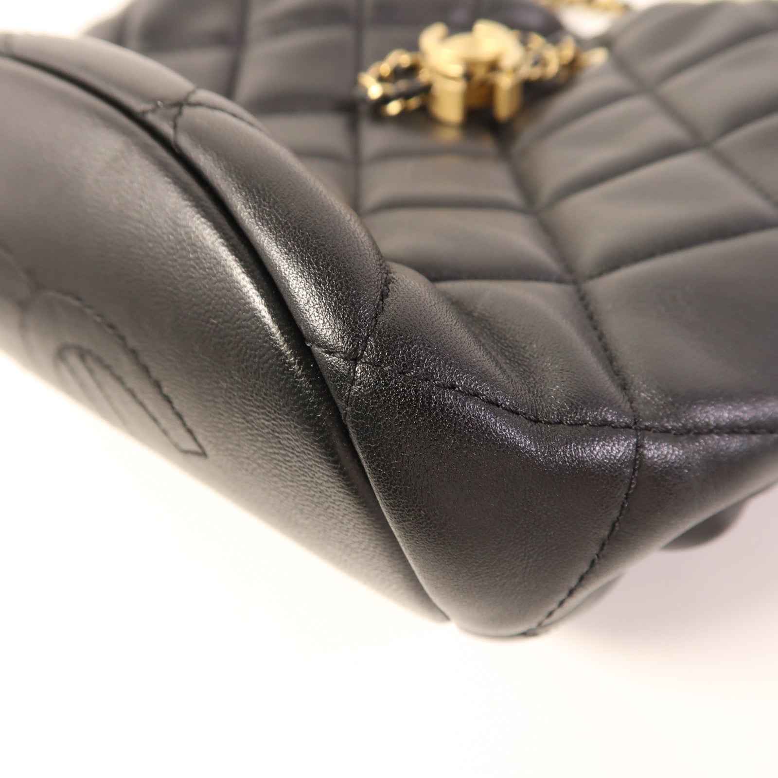 CHANEL 羊皮皮革Bucket Bag金扣鏈帶肩背袋