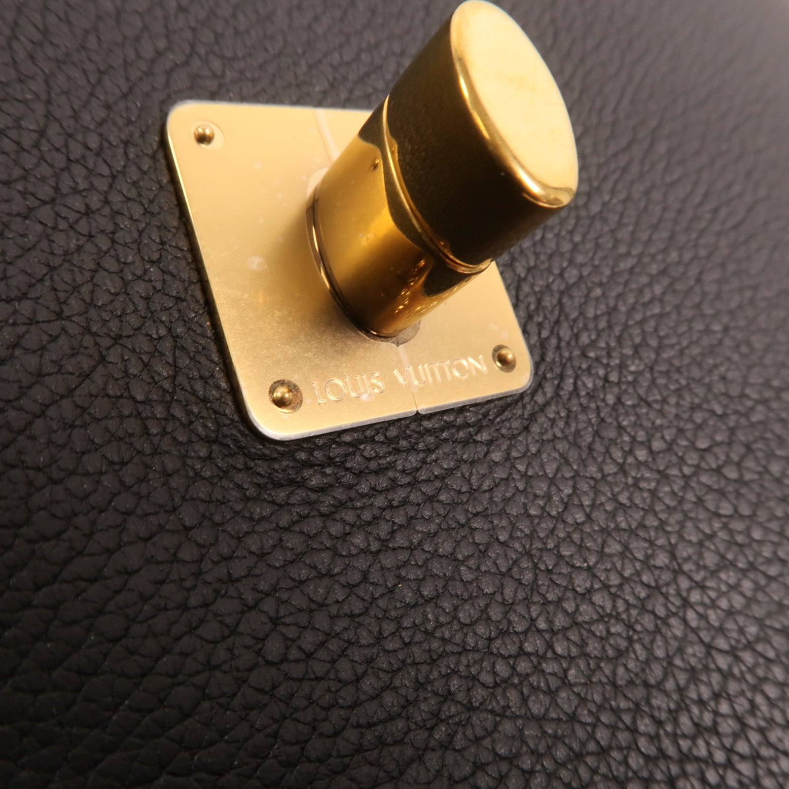 LOUIS VUITTON 牛皮皮革Lock Me金扣鏈帶肩背袋