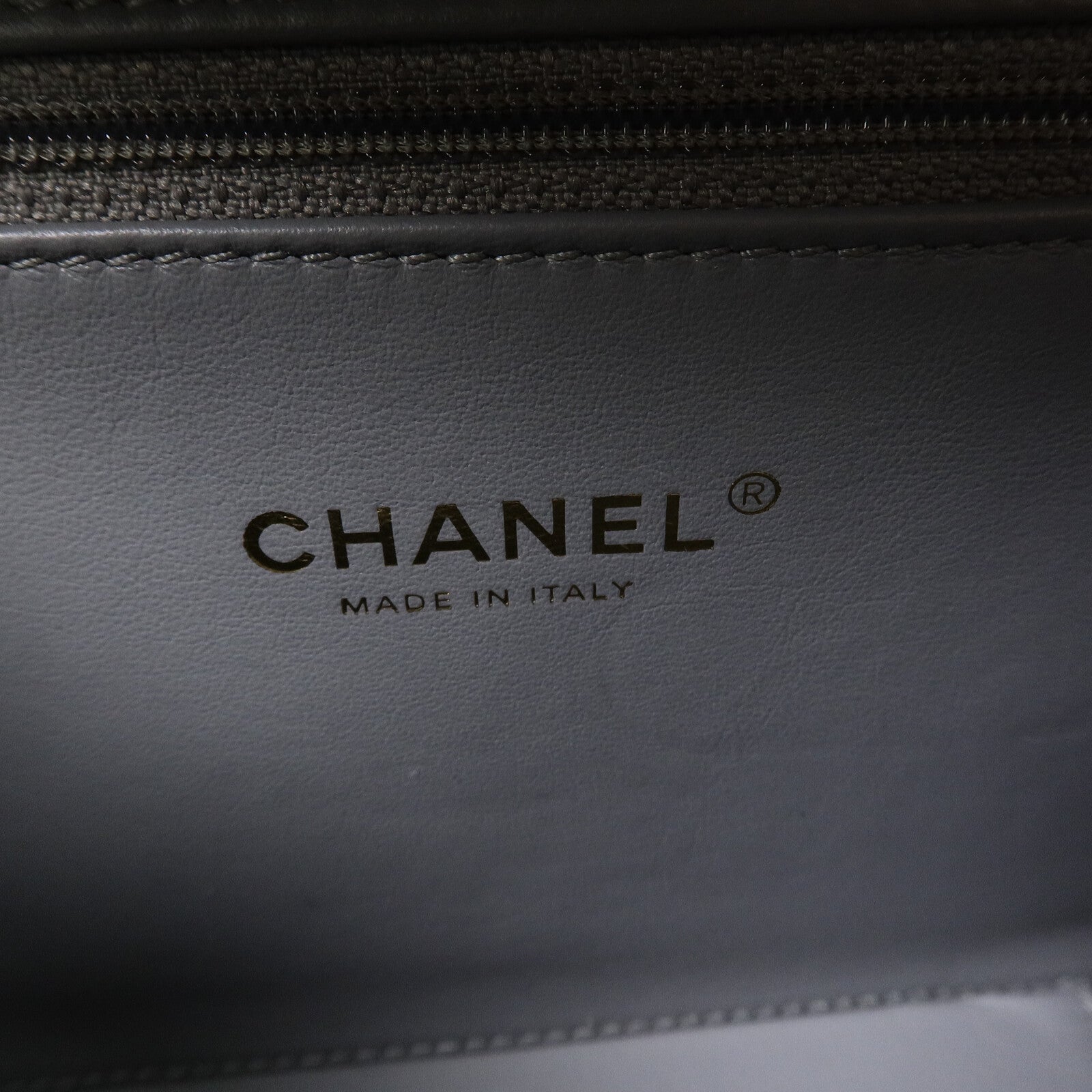 CHANEL 牛皮皮革CC Filigree Vanity Case Medium鏈帶手挽肩背兩用袋