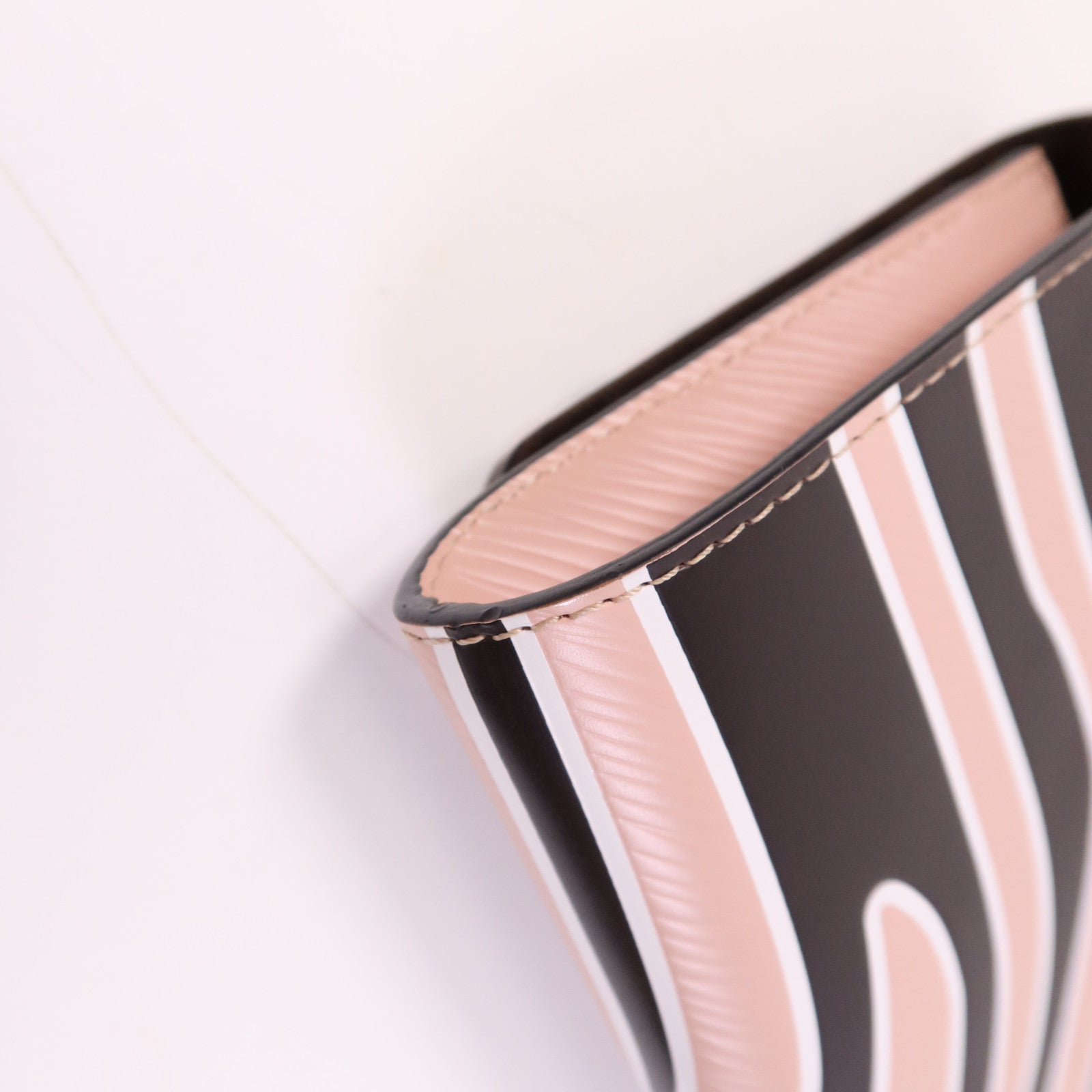 LOUIS VUITTON Epi Zebra Print Bag銀扣鏈帶肩背袋