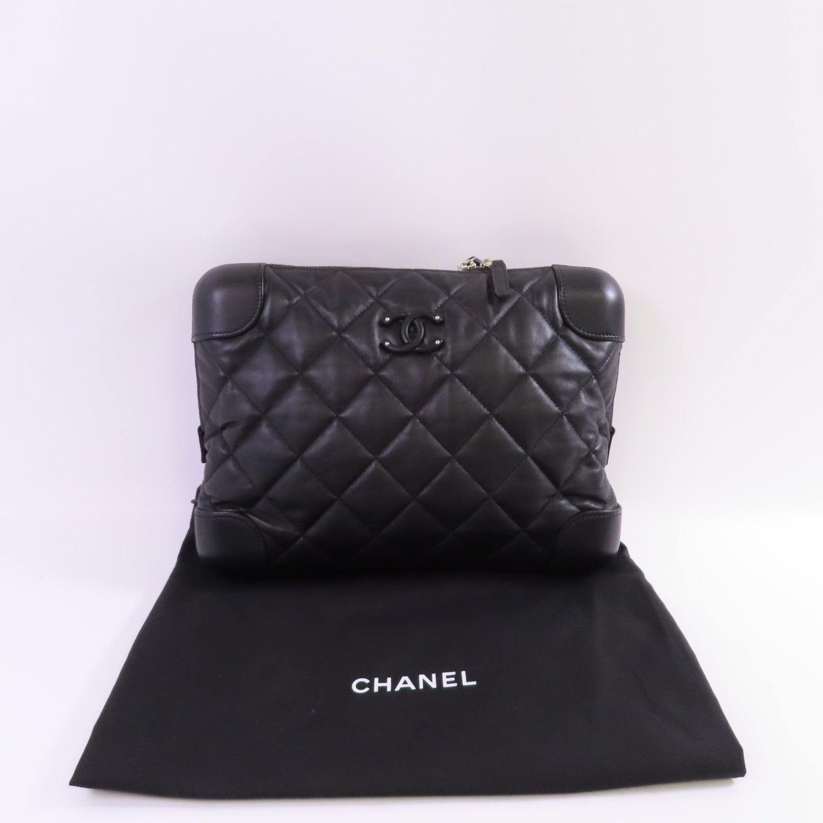 CHANEL 羊皮皮革Pouch銀扣手拿包