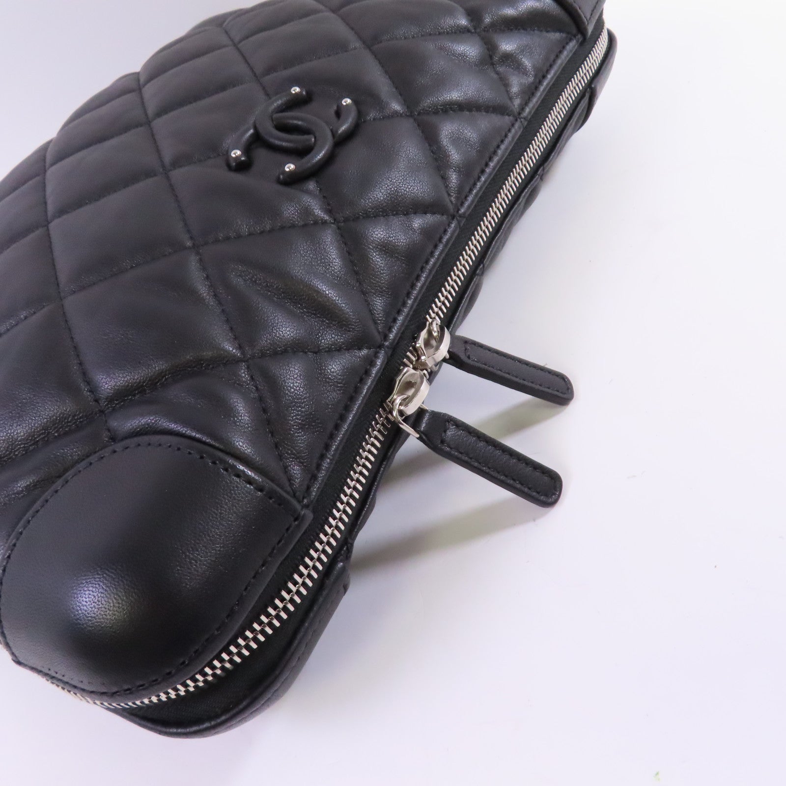 CHANEL 羊皮皮革Pouch銀扣手拿包