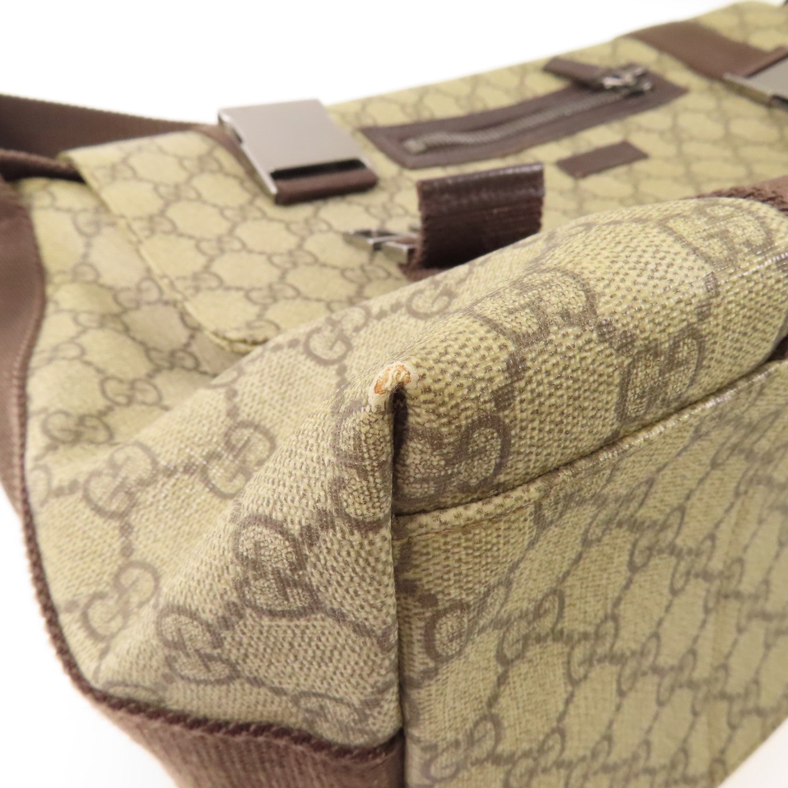 GUCCI 塗層帆布Messenger Bag銀扣肩背袋