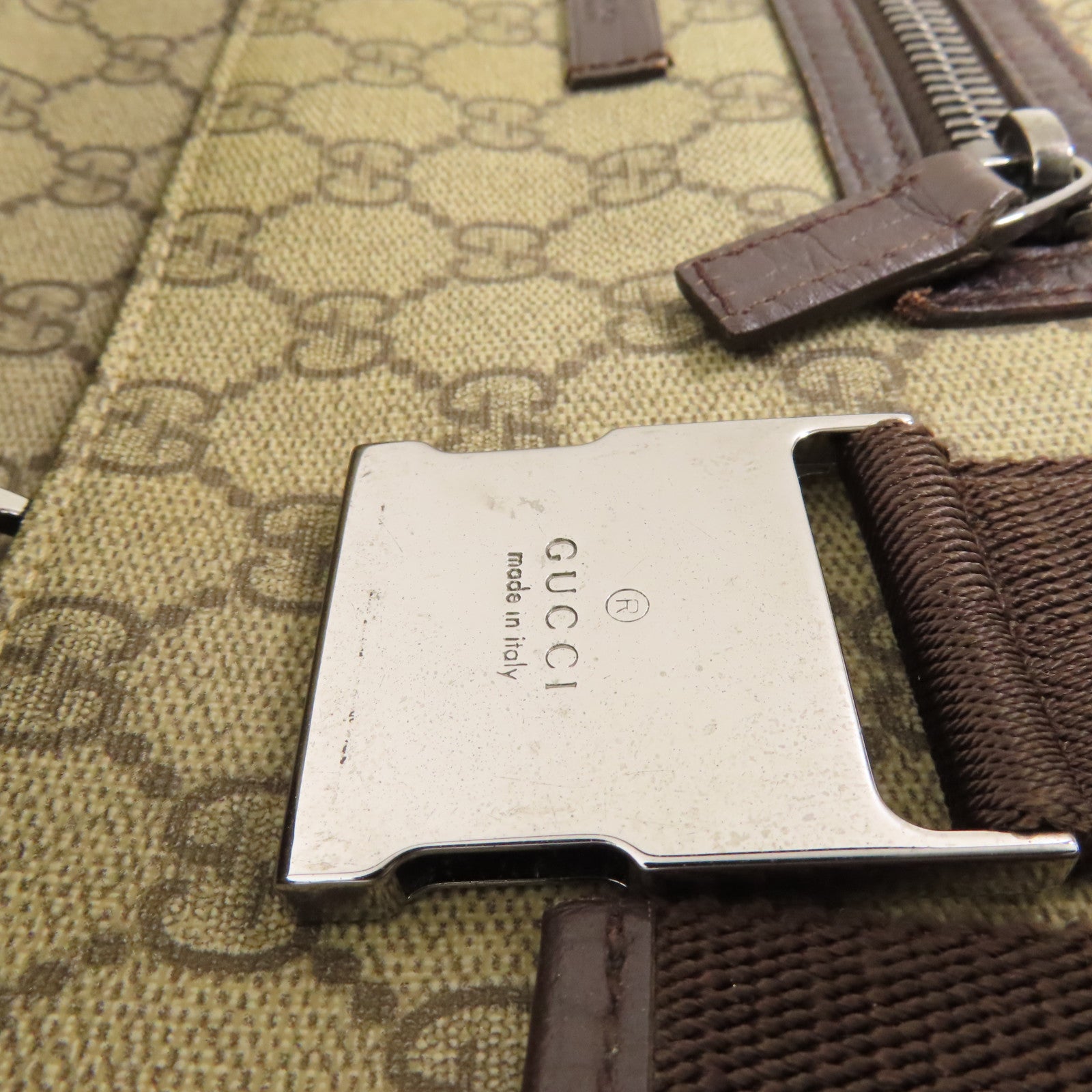 GUCCI 塗層帆布Messenger Bag銀扣肩背袋