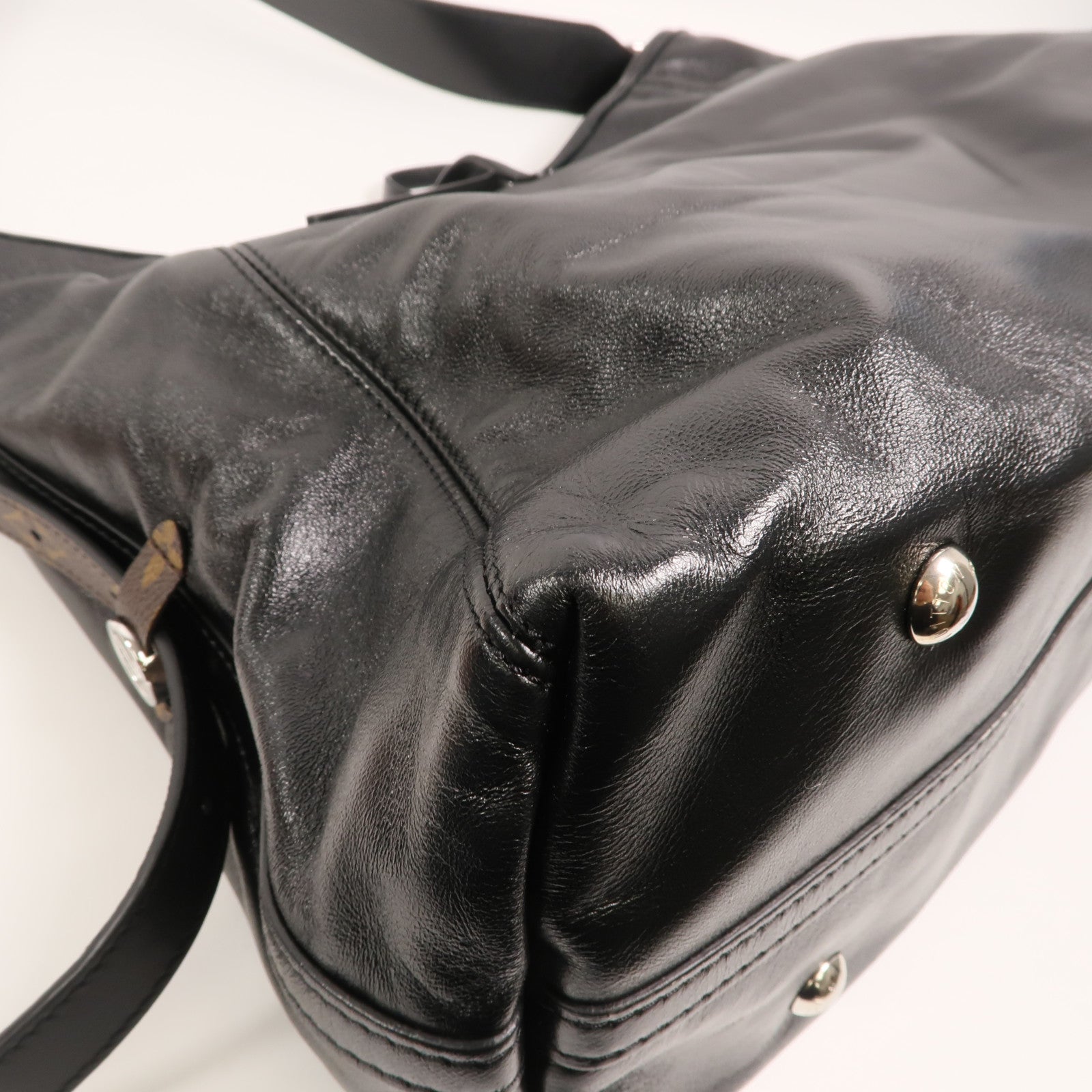 LOUIS VUITTON 羊皮皮革CarryAll Vibe MM肩背袋