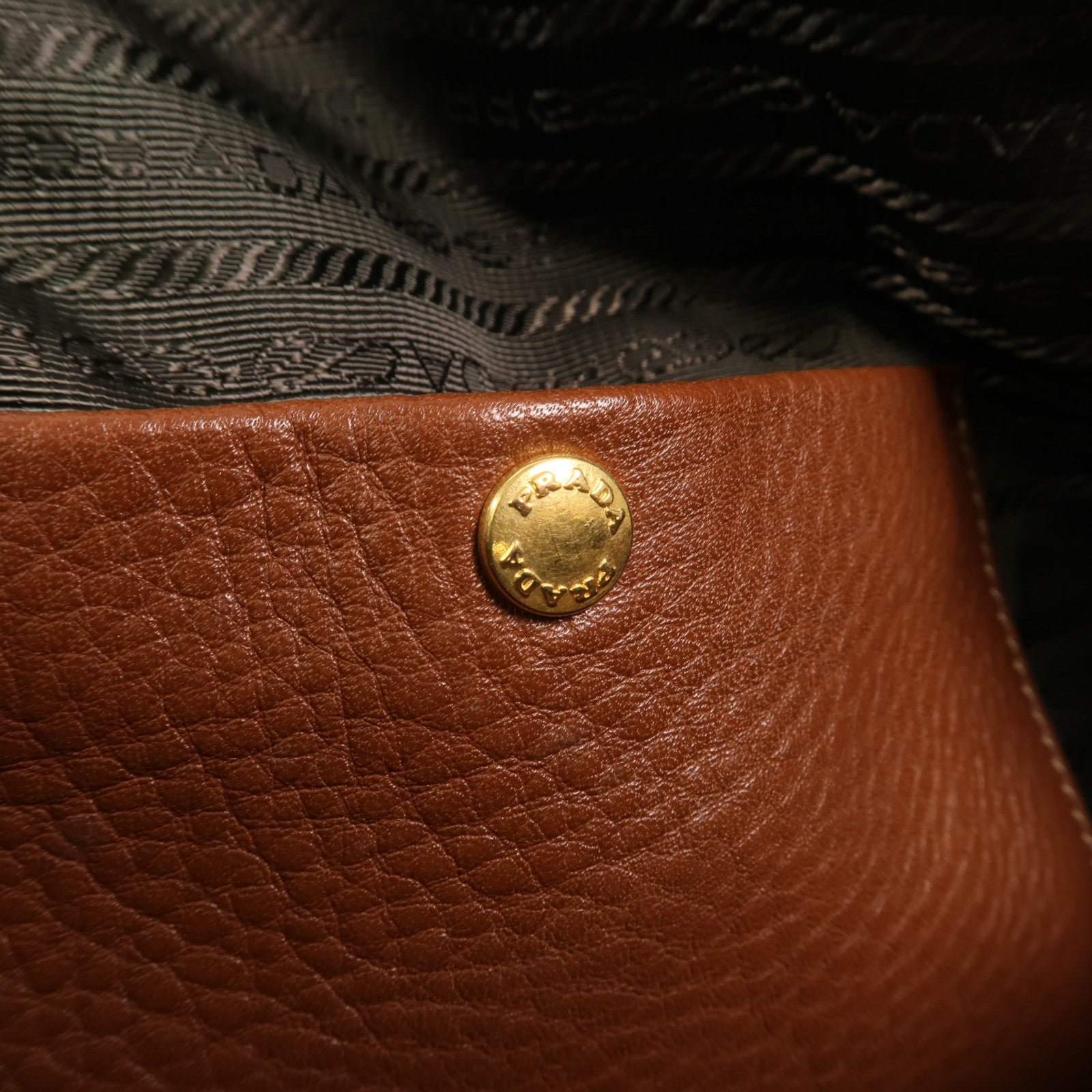 PRADA 牛皮皮革Bauletto Bag金扣肩背袋