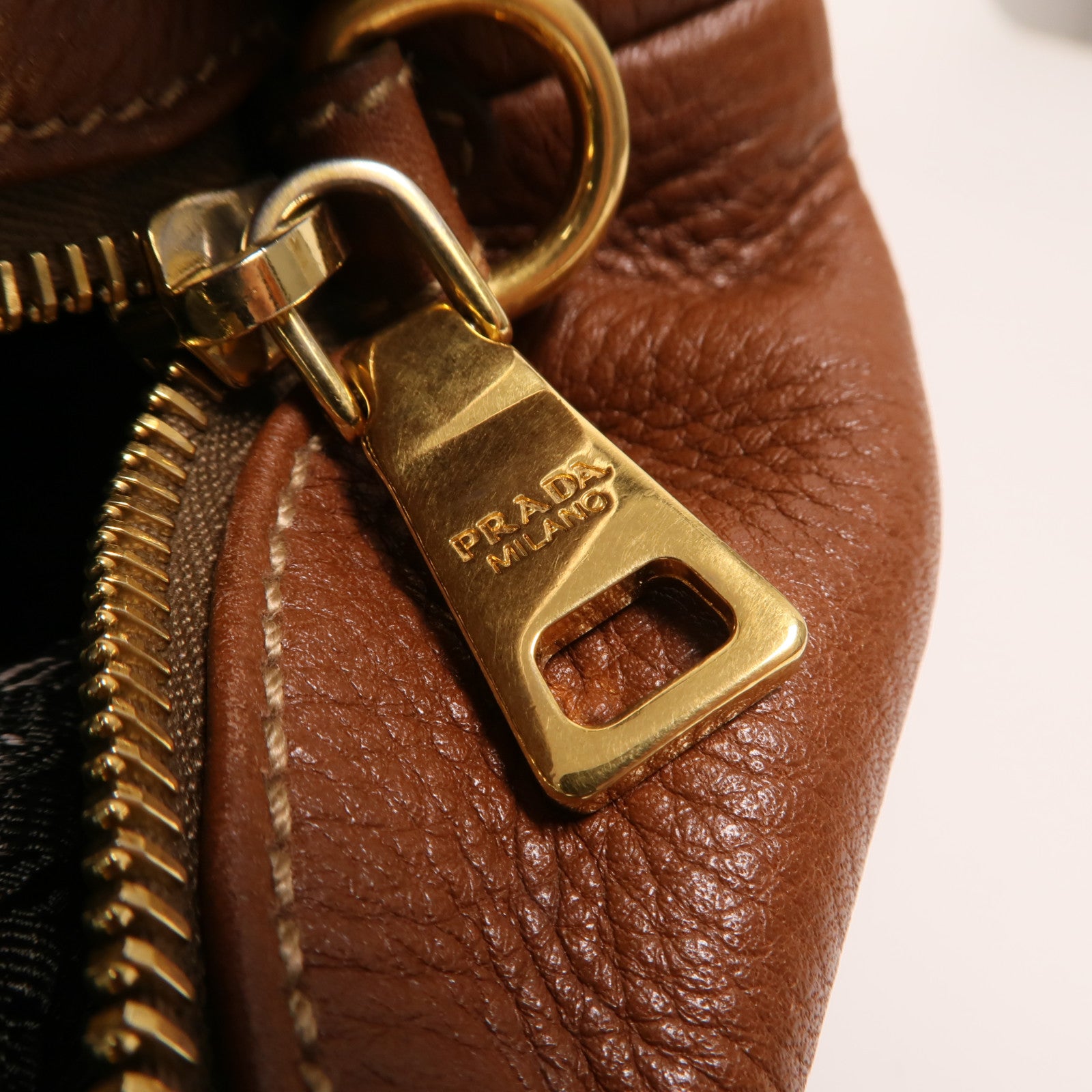 PRADA 牛皮皮革Bauletto Bag金扣肩背袋