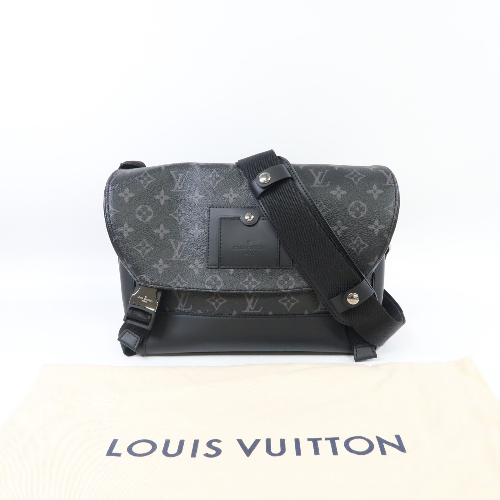 LOUIS VUITTON Monogram Eclipse Messenger PM Voyager銀扣肩背袋黑色