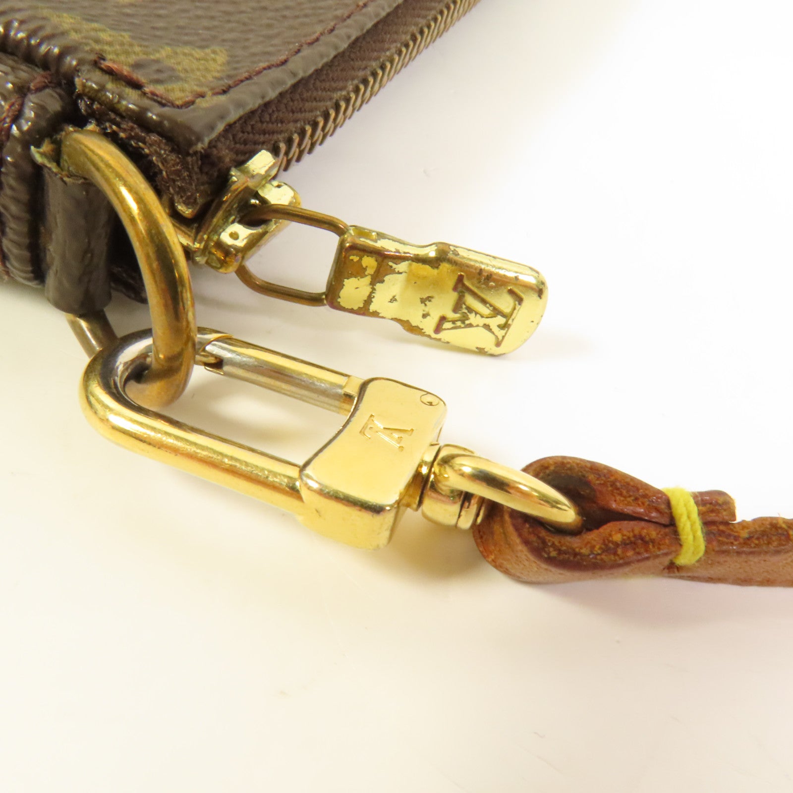 LOUIS VUITTON Monogram Pochette Accessoires金扣手挽袋棕色