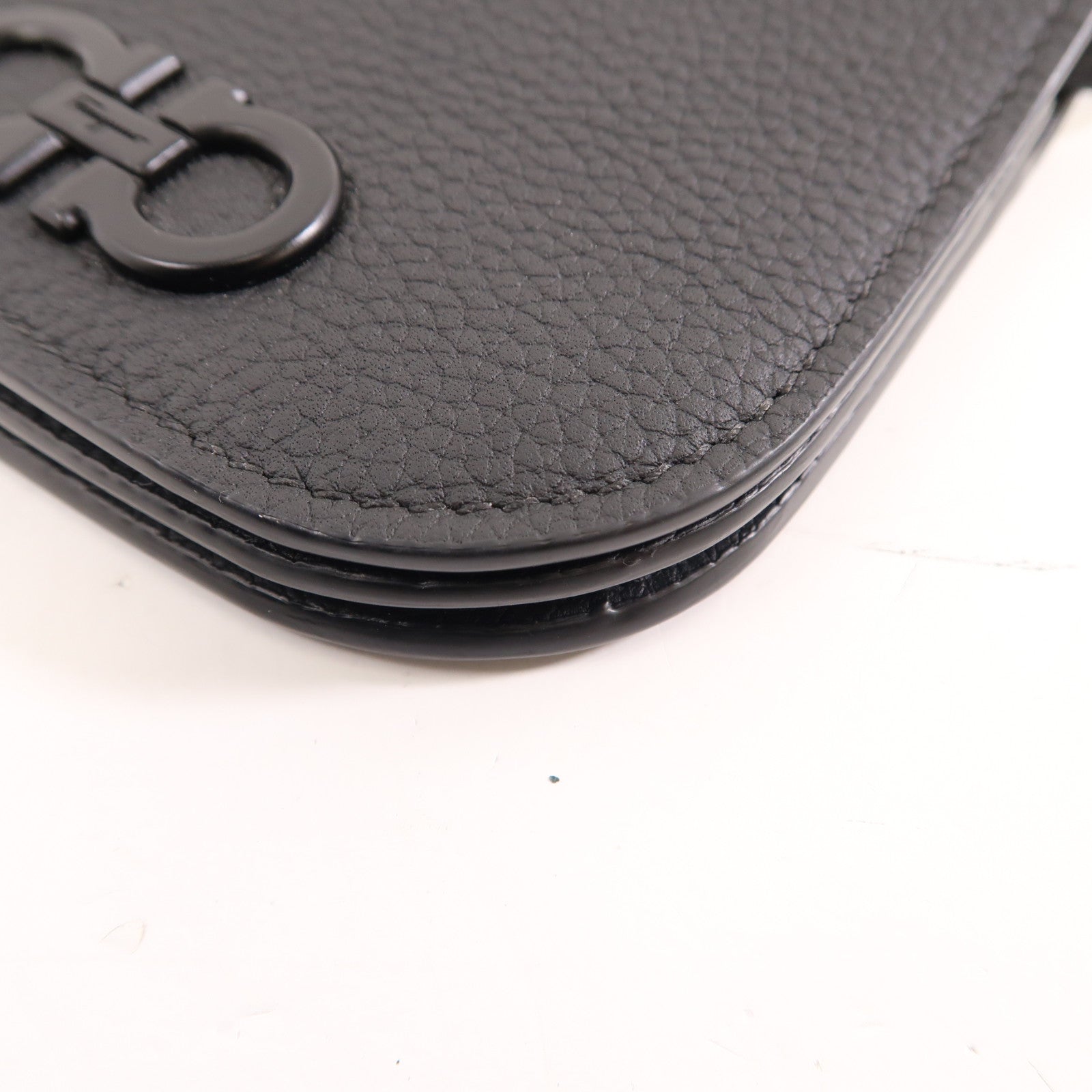 Salvatore Ferragamo 皮革Gancini銀扣肩背袋黑色