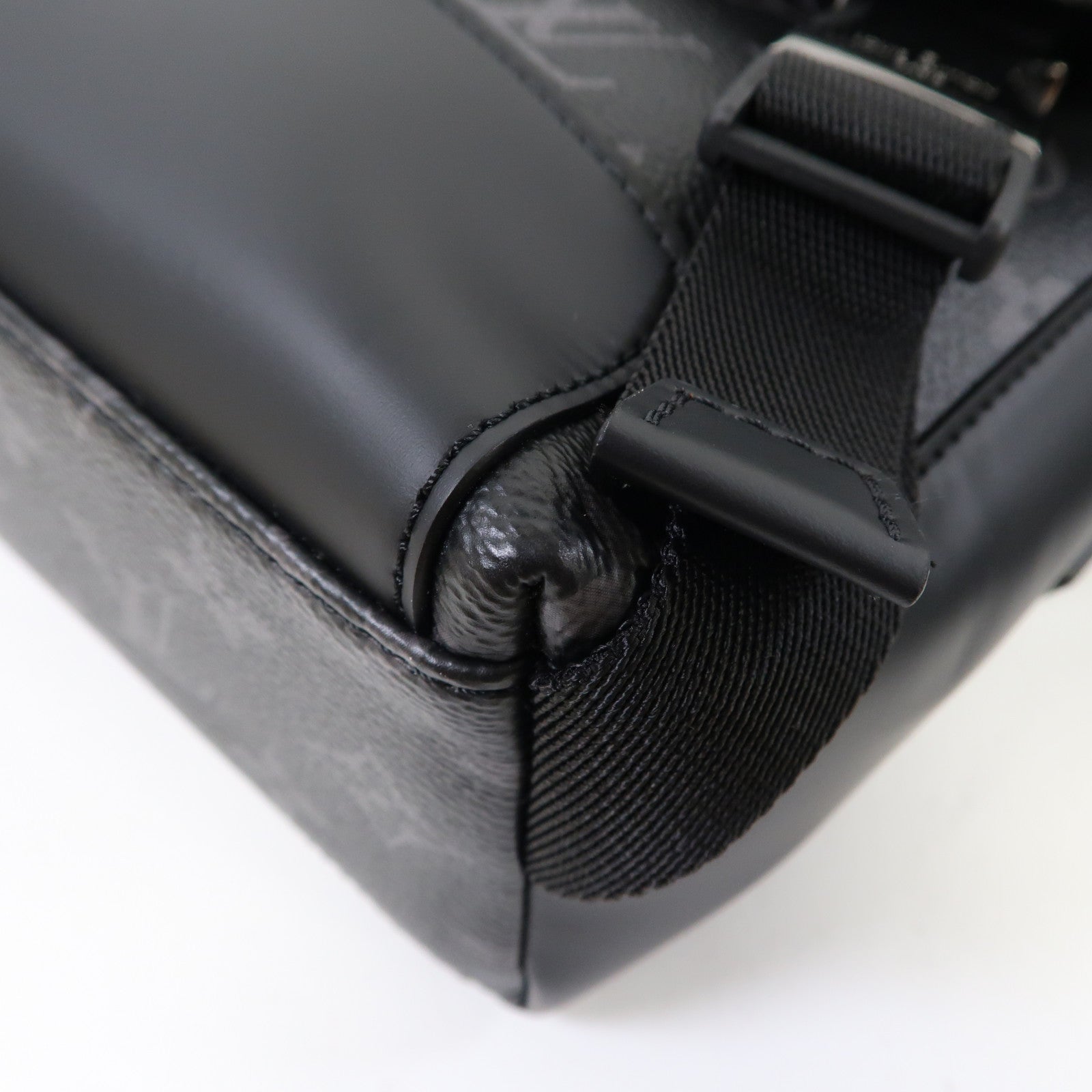 LOUIS VUITTON Monogram Eclipse Messenger PM Voyager銀扣肩背袋黑色