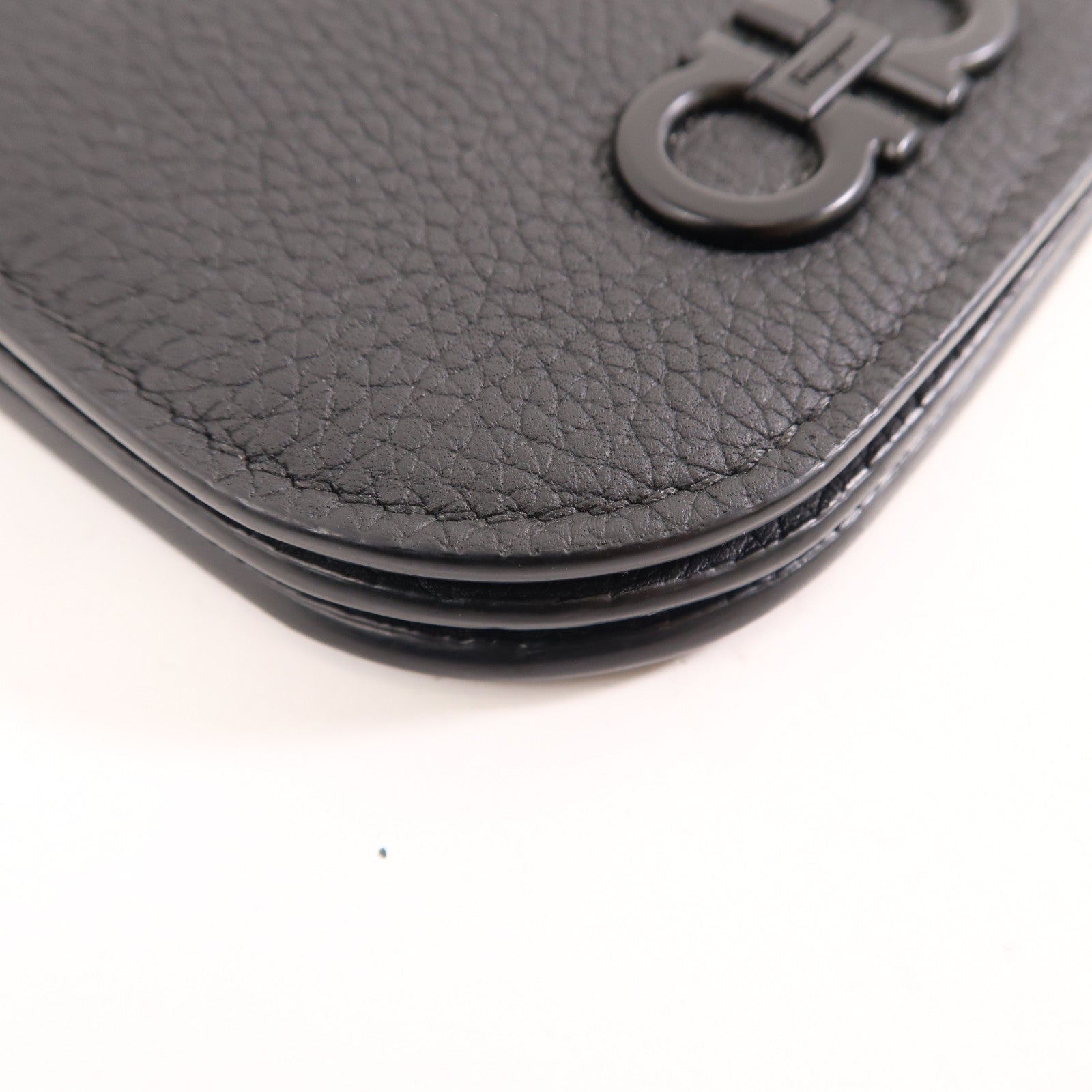 Salvatore Ferragamo 皮革Gancini銀扣肩背袋黑色