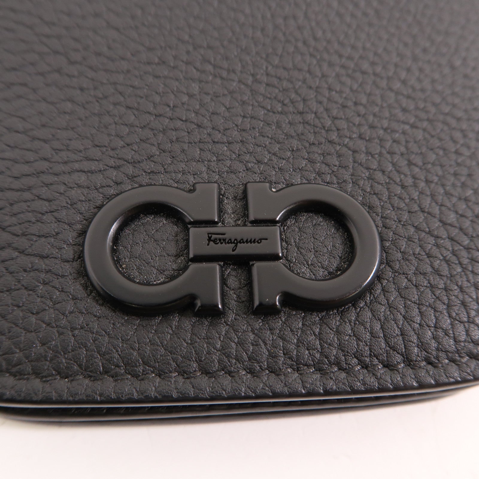 Salvatore Ferragamo 皮革Gancini銀扣肩背袋黑色