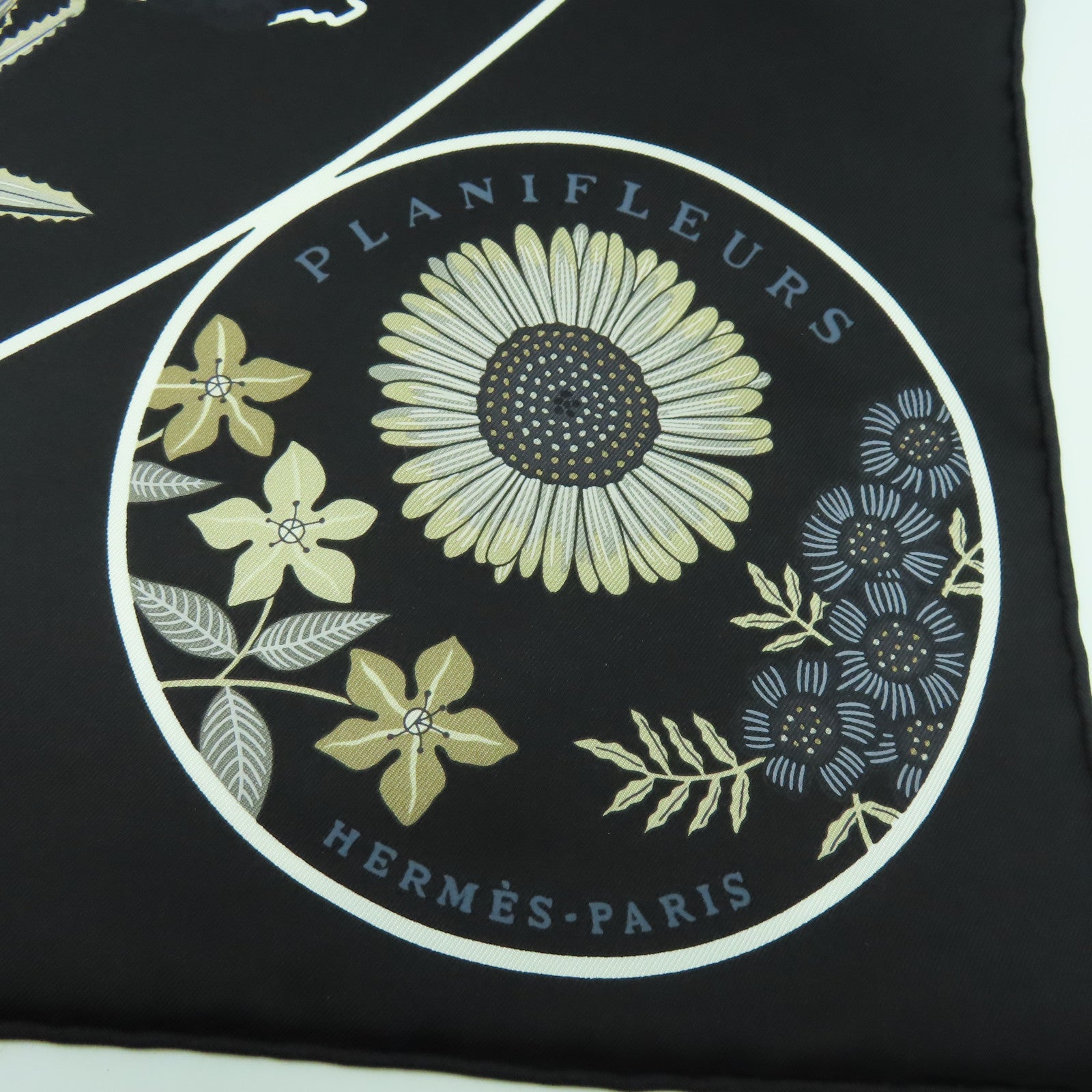 HERMES 【激減優惠】絲質Scarf 90x90絲巾黑色/啡色