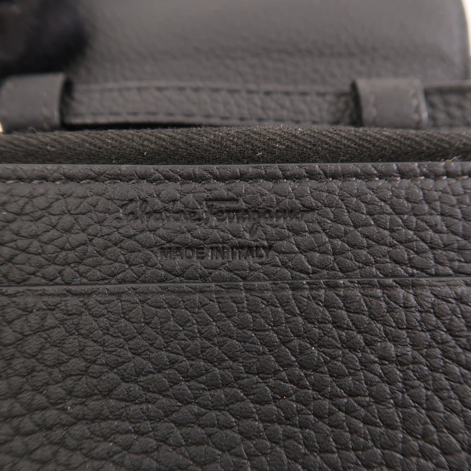 Salvatore Ferragamo 皮革Gancini銀扣肩背袋黑色