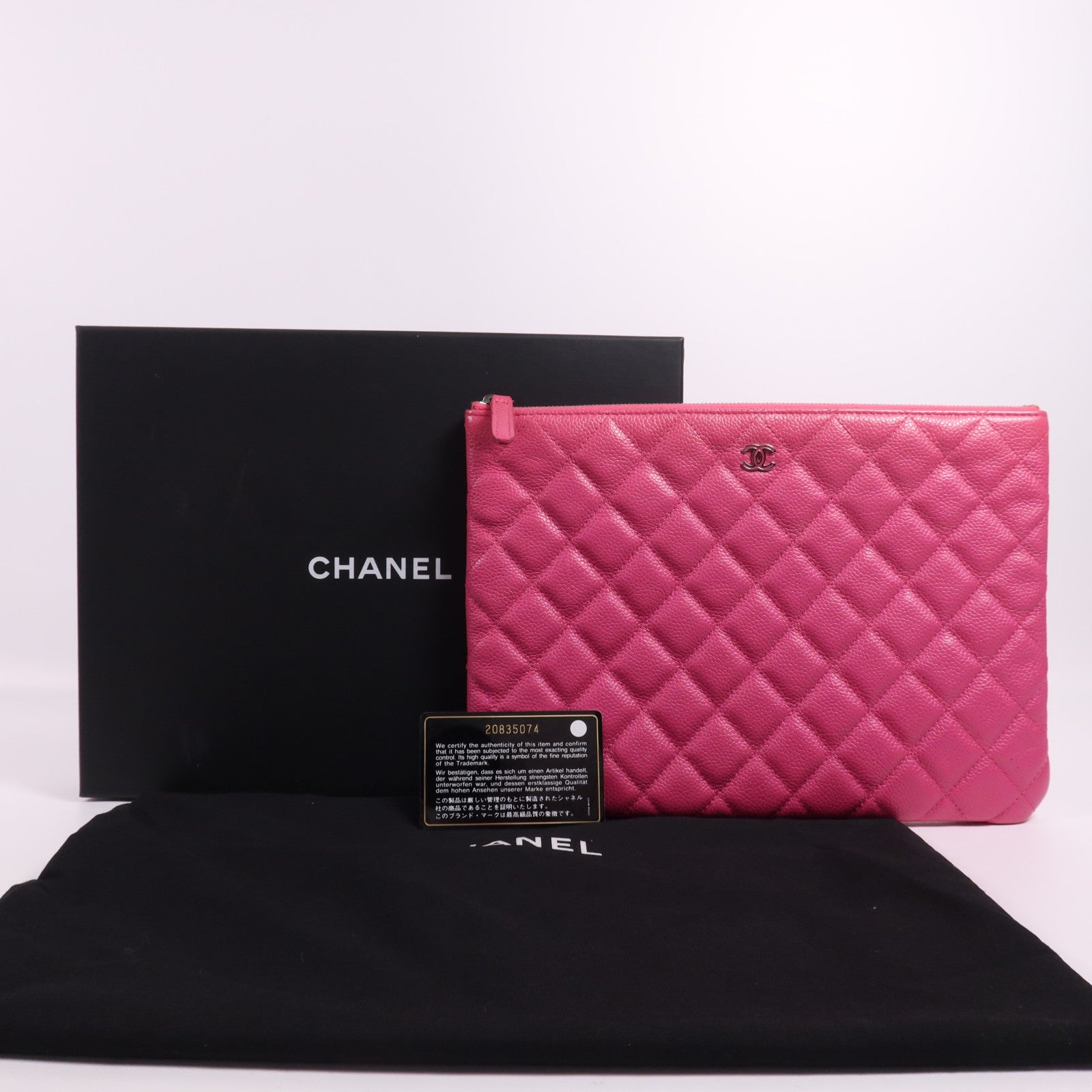 CHANEL 牛皮皮革Classic Medium銀扣手拿包