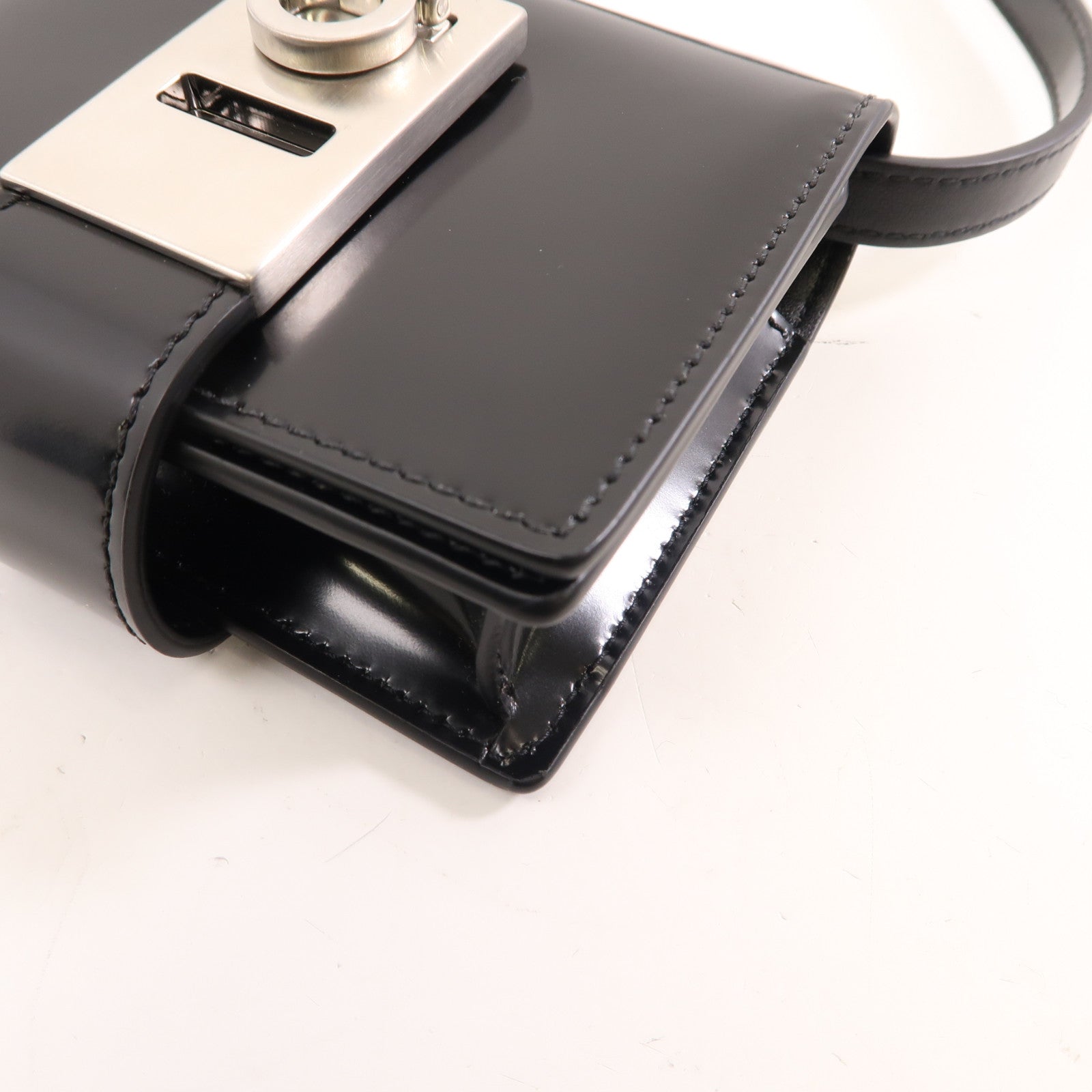 Salvatore Ferragamo 皮革Shoulder Bag銀扣肩背袋黑色