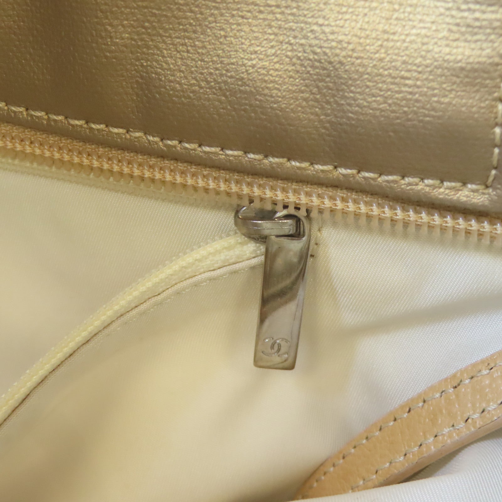 CHANEL 塗層帆布Tote Bag銀扣肩背袋金色