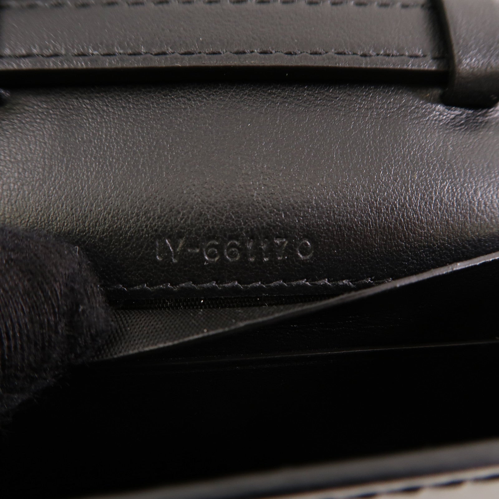 Salvatore Ferragamo 皮革Shoulder Bag銀扣肩背袋黑色