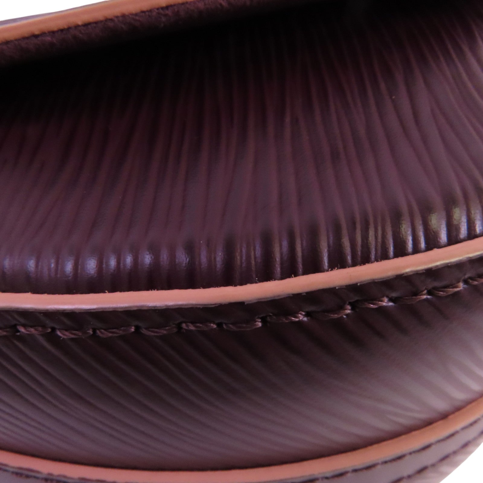 LOUIS VUITTON Epi Saint Cloud金扣肩背袋