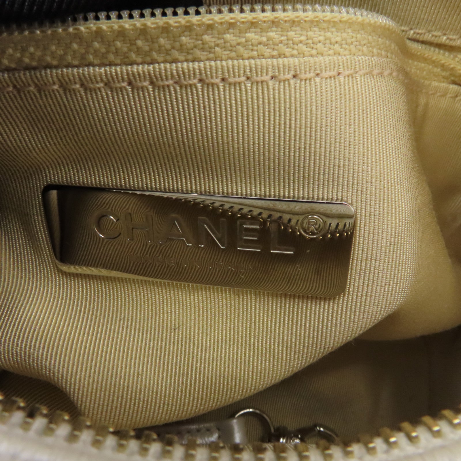 CHANEL 斜紋皮革Gabrlelle Small金扣/銀扣鏈帶肩背袋白色