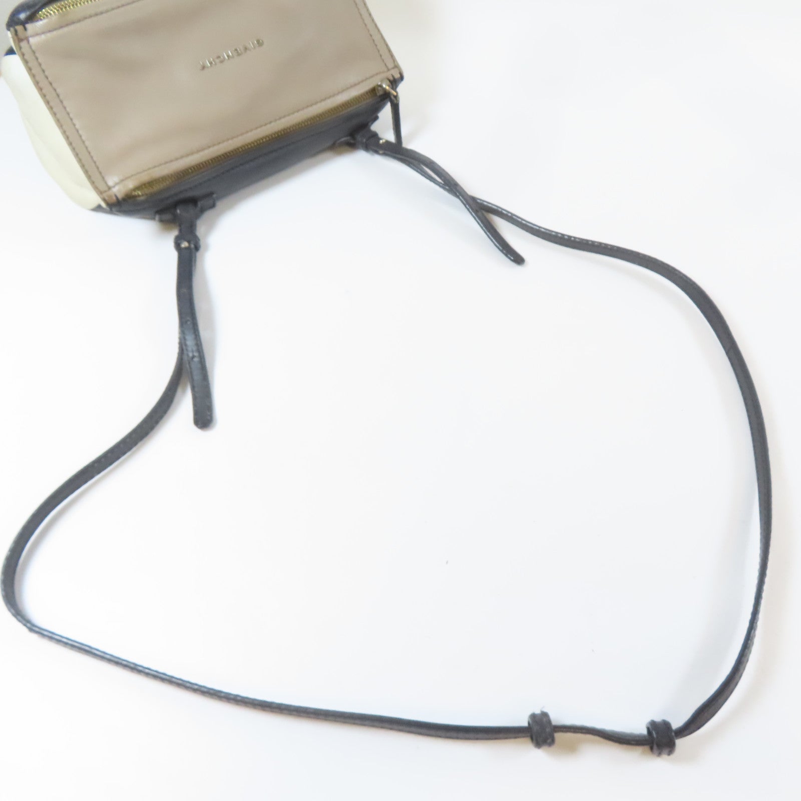 GIVENCHY 【激減優惠】牛皮皮革Shoulder Bag金扣肩背袋深藍色/米色