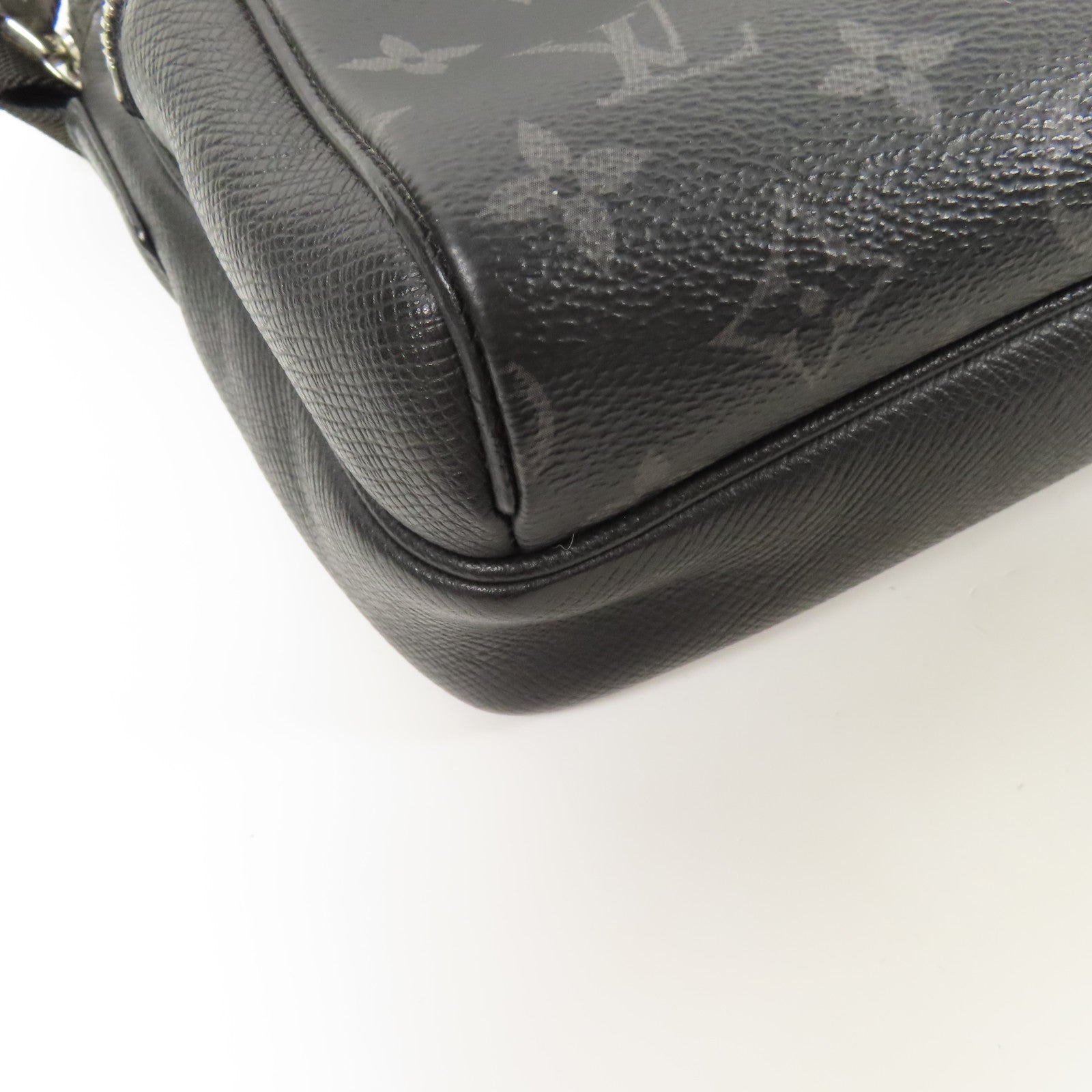 LOUIS VUITTON Monogram Eclipse/Taiga Outdoor Messenger銀扣肩背袋