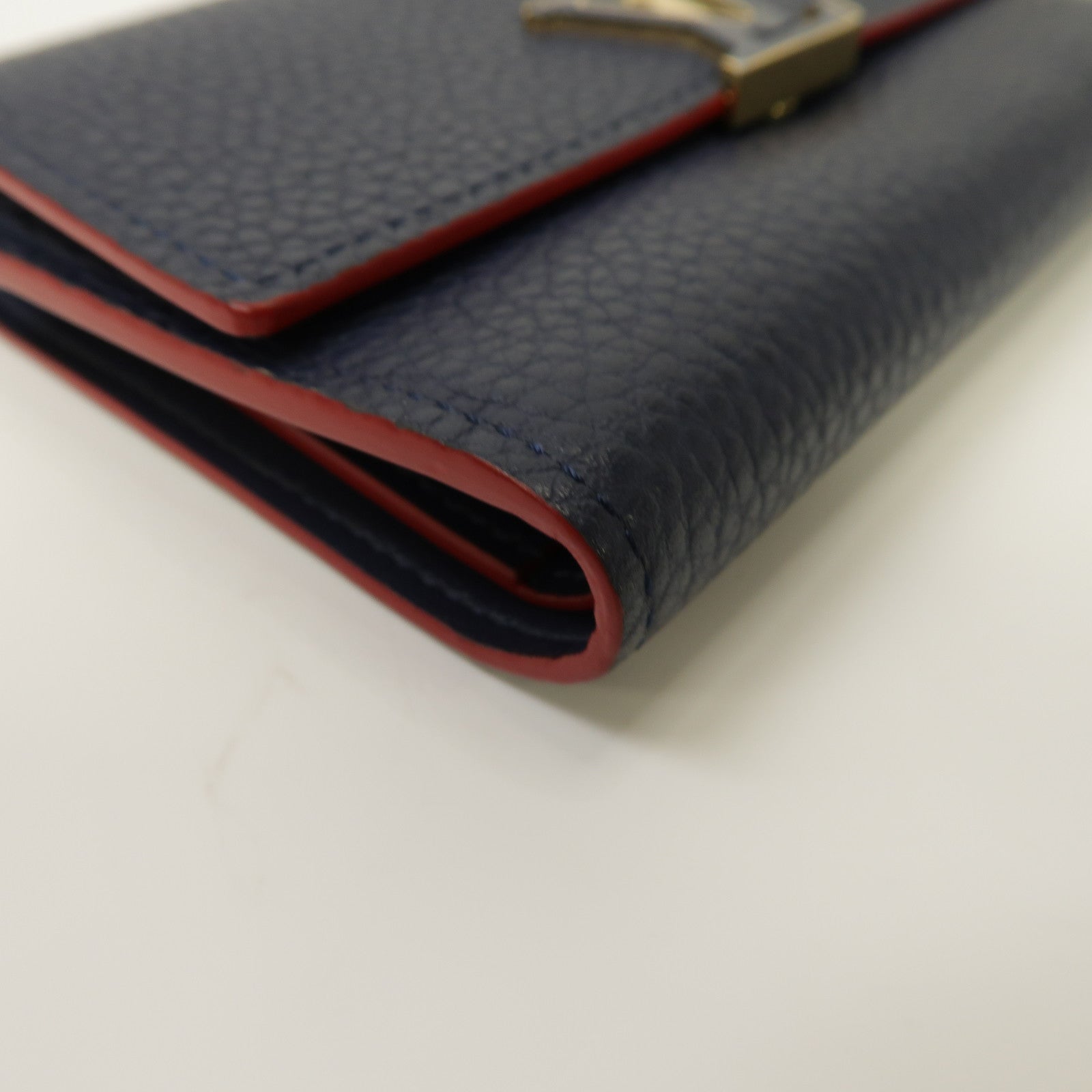 LOUIS VUITTON Taurillon皮革Capucines金扣錢包藍色