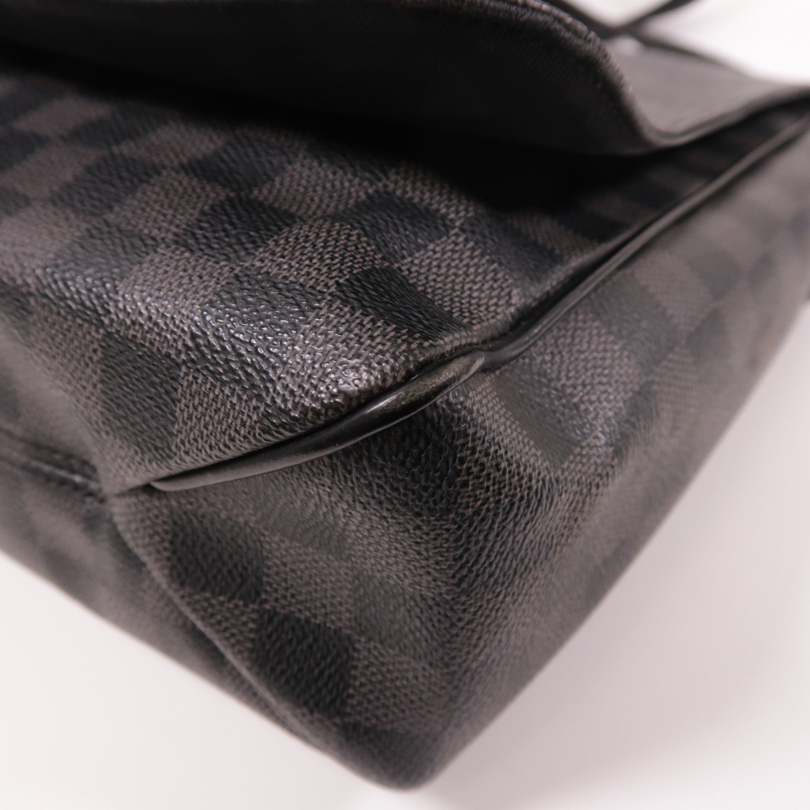 LOUIS VUITTON Damier Graphite District GM銀扣肩背袋